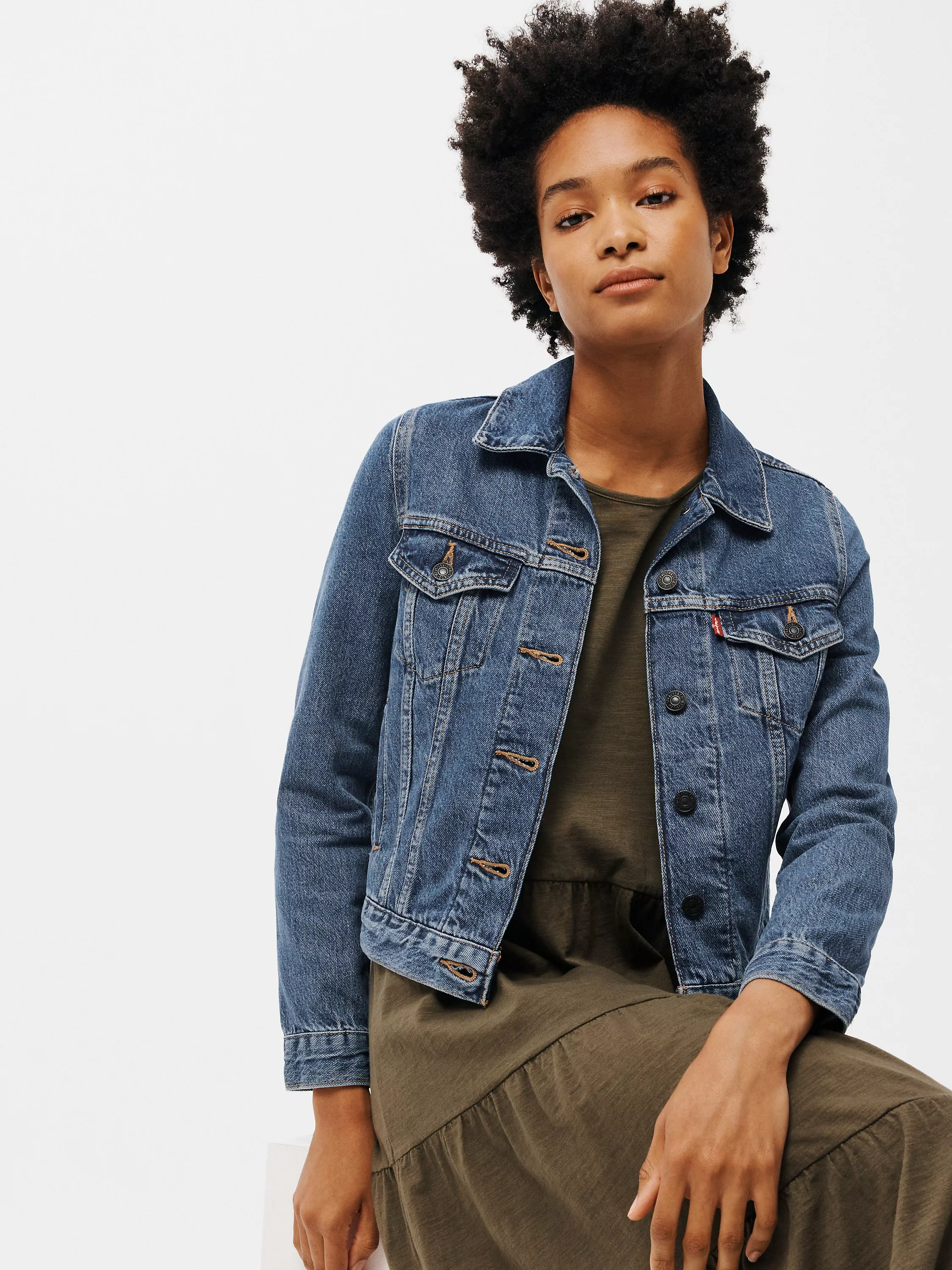 Black denim jacket levis womens best sale