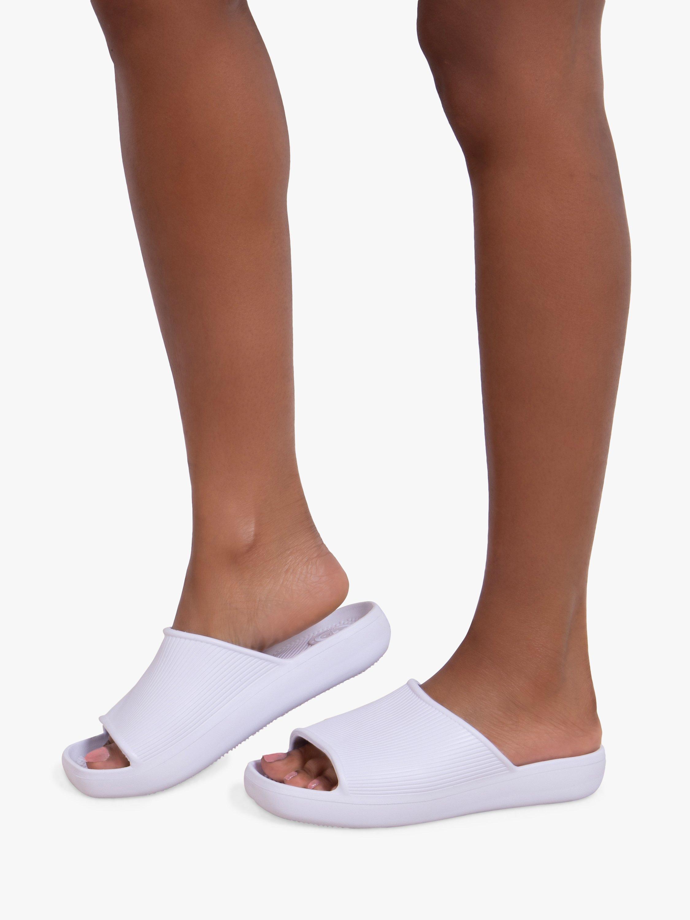 Product image 6 of 6, which shows totes SOLBOUNCE Ribbed Slider Sandals, White, 4