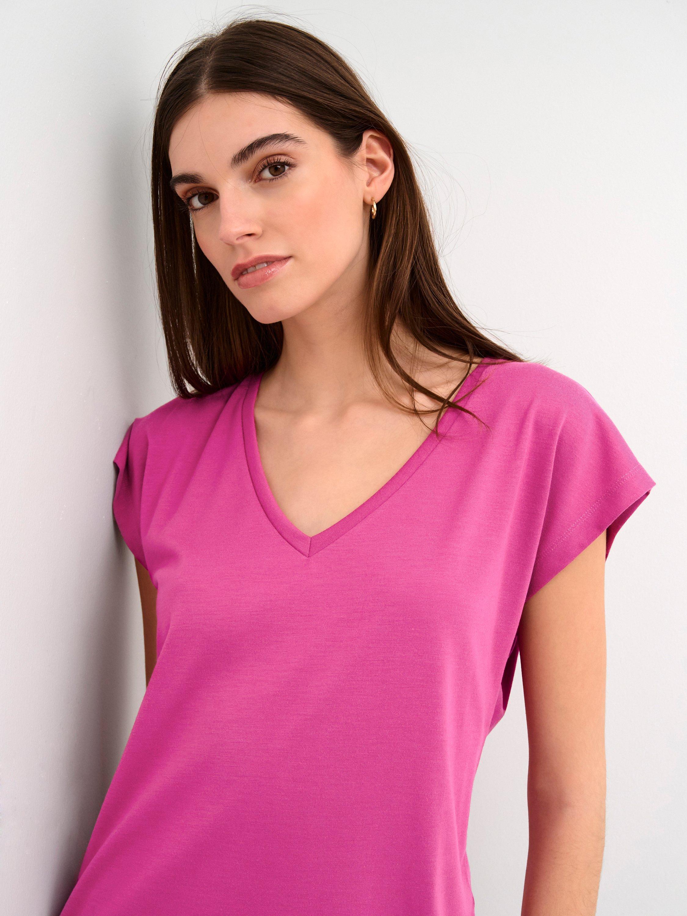 Product image 4 of 6, which shows KAFFE Lise V-Neck T-Shirt, Festival Fuchsia, XS