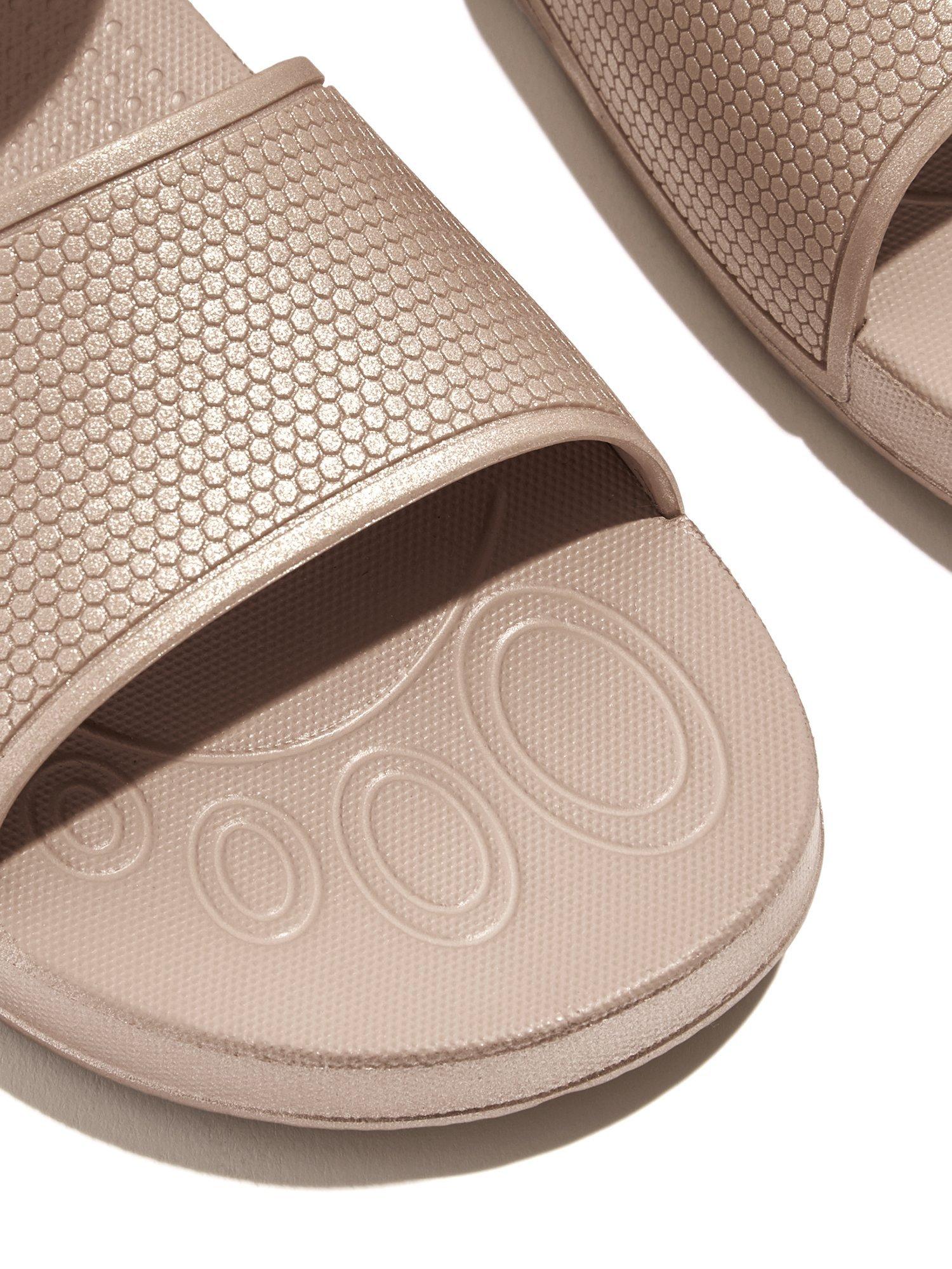 Product image 3 of 4, which shows FitFlop Kids' Iqushion Backstrap Sandals, Rose Gold, 1 Jnr