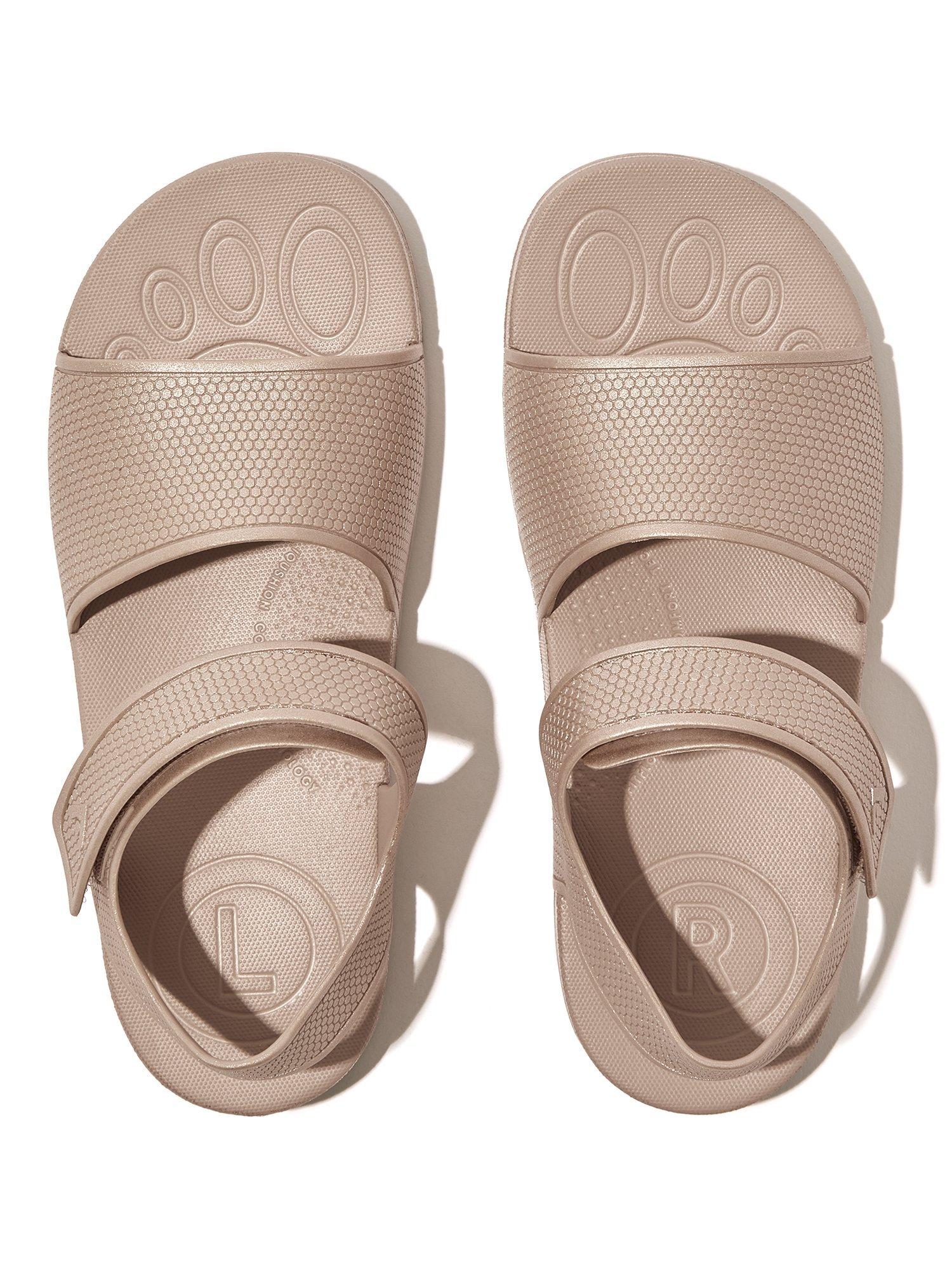Product image 4 of 4, which shows FitFlop Kids' Iqushion Backstrap Sandals, Rose Gold, 1 Jnr