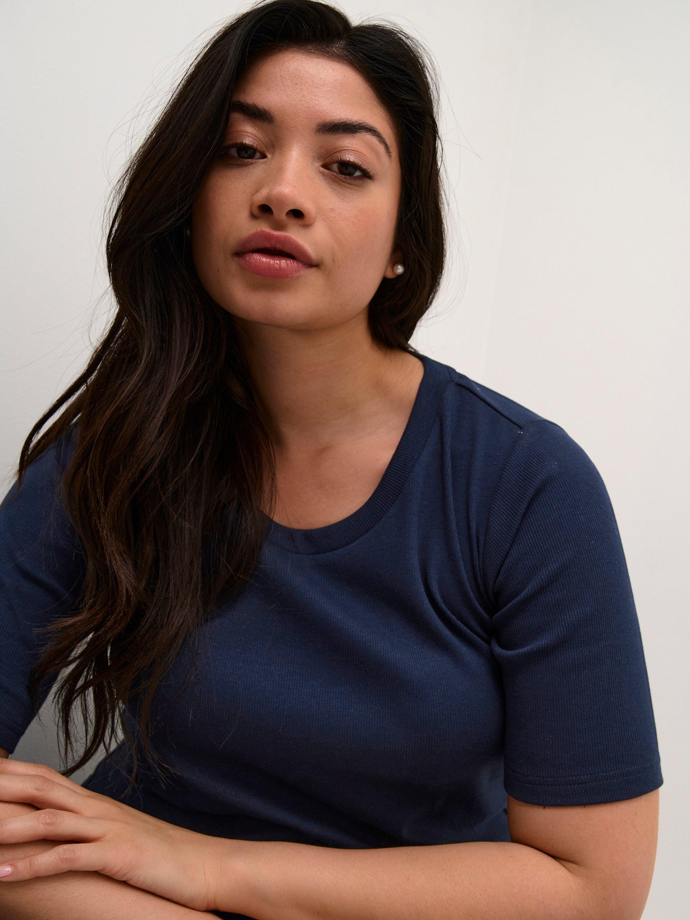 Product image 4 of 6, which shows KAFFE Curve Carina T-Shirt, Midnight Marine, S