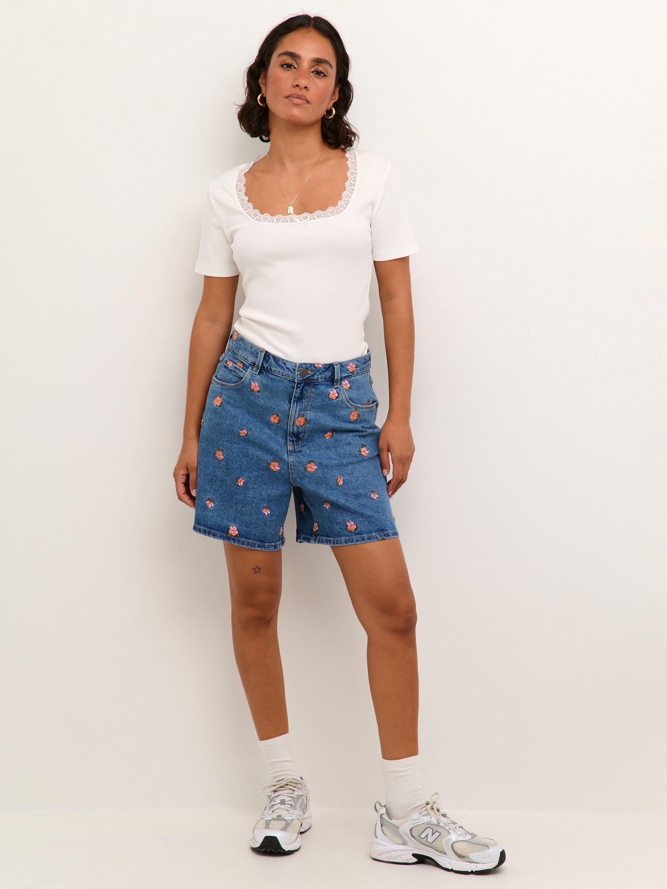 Product image 3 of 6, which shows KAFFE Maibritt Scoop Neck T-Shirt, Chalk, XS