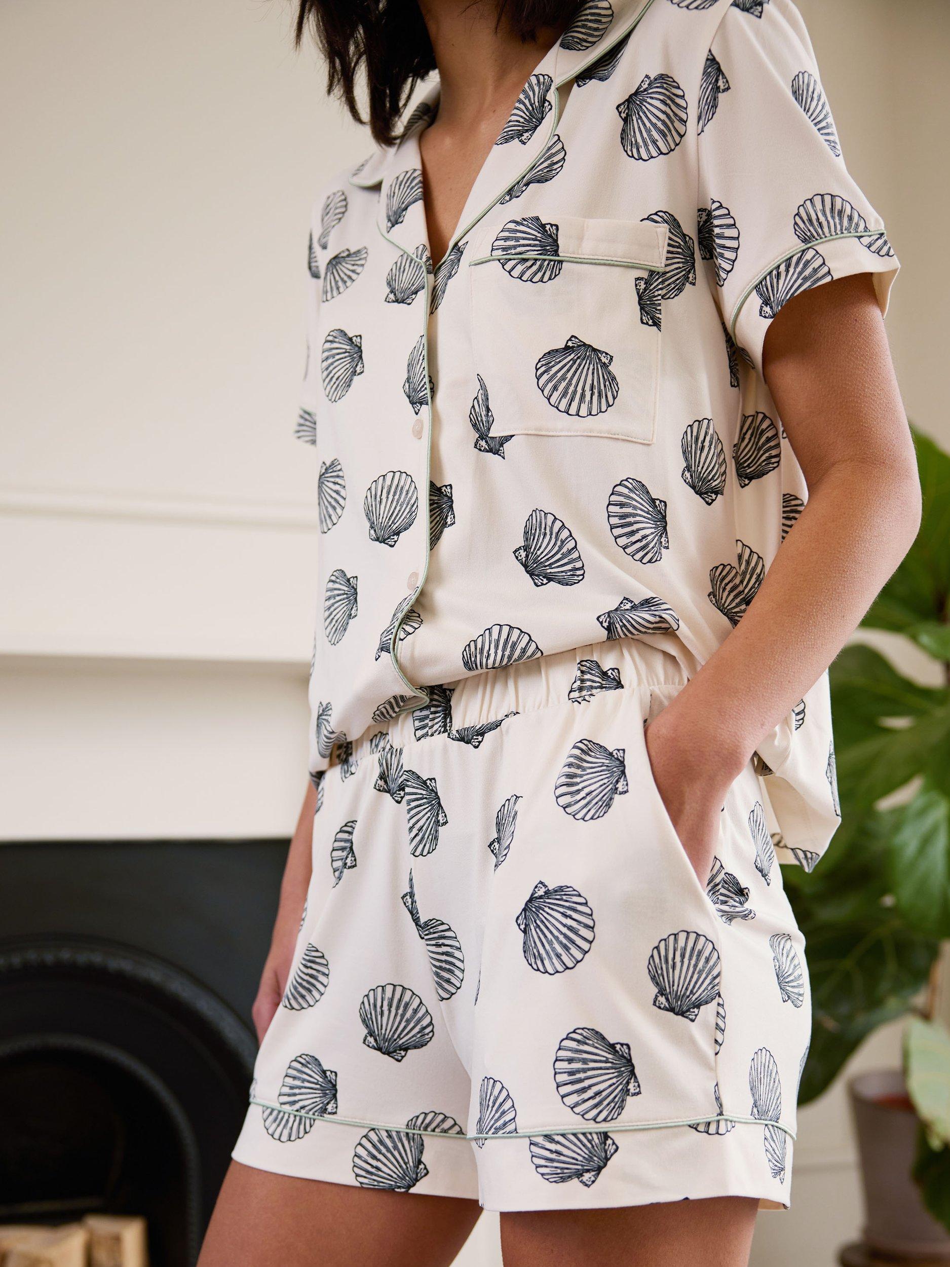 Product image 3 of 6, which shows Chelsea Peers Sea Shell Shorty Pyjama Set, Off White/Black, 6