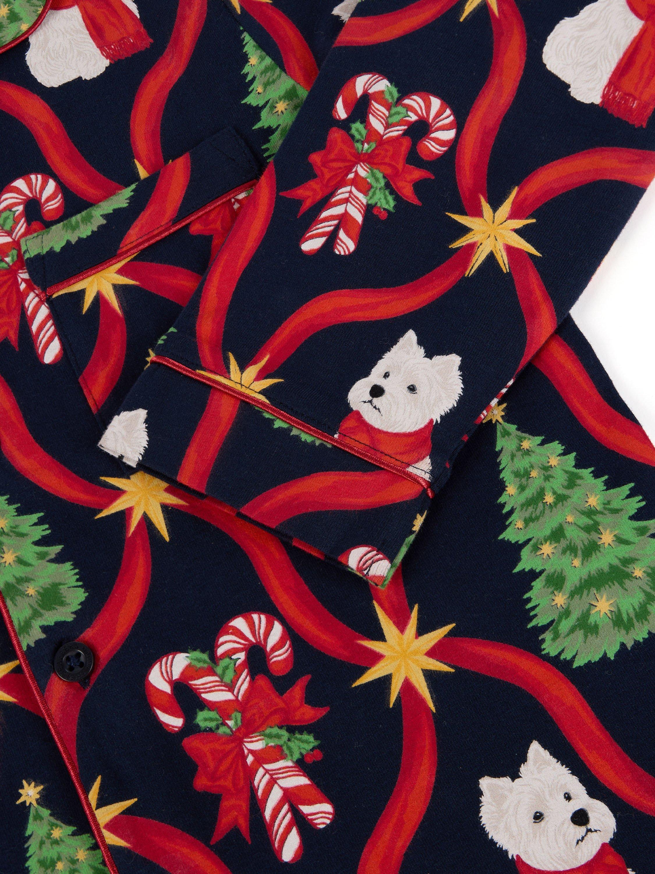 Mooie Jonge Blonde Vrouw In De Afgevlakte Pyjama's Met De Cadeaus Van Nieuwjaar Vrolijk Kerstfeest En Gelukkig Image158015671
