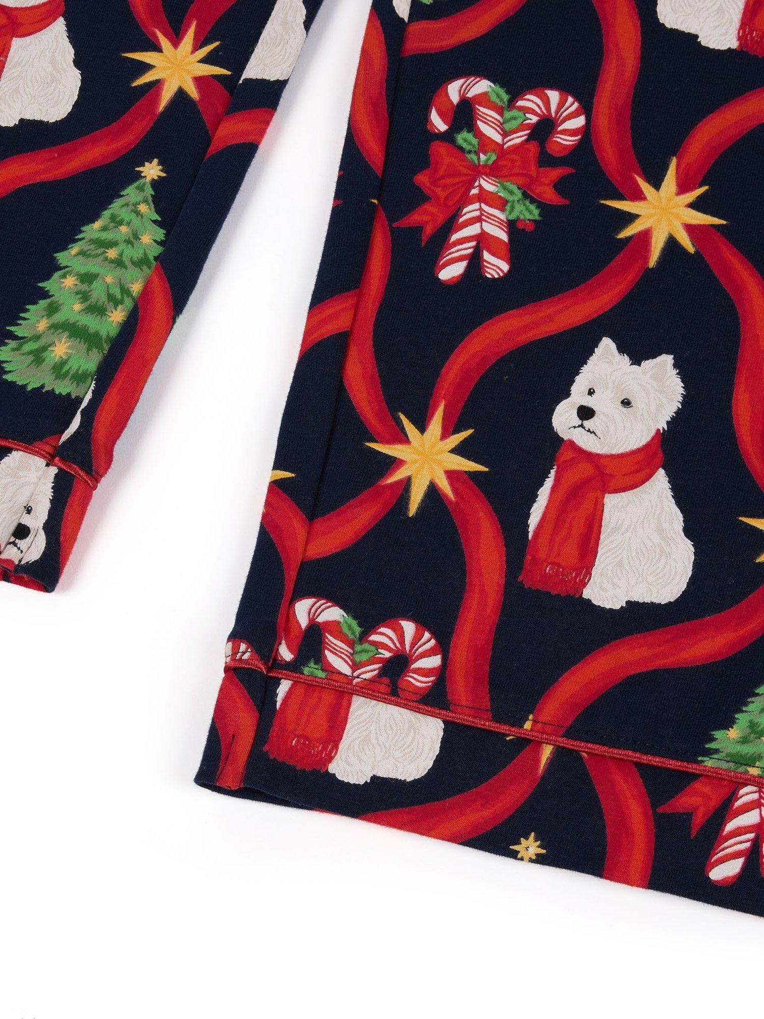 Mooie Jonge Blonde Vrouw In De Afgevlakte Pyjama's Met De Cadeaus Van Nieuwjaar Vrolijk Kerstfeest En Gelukkig 158015671