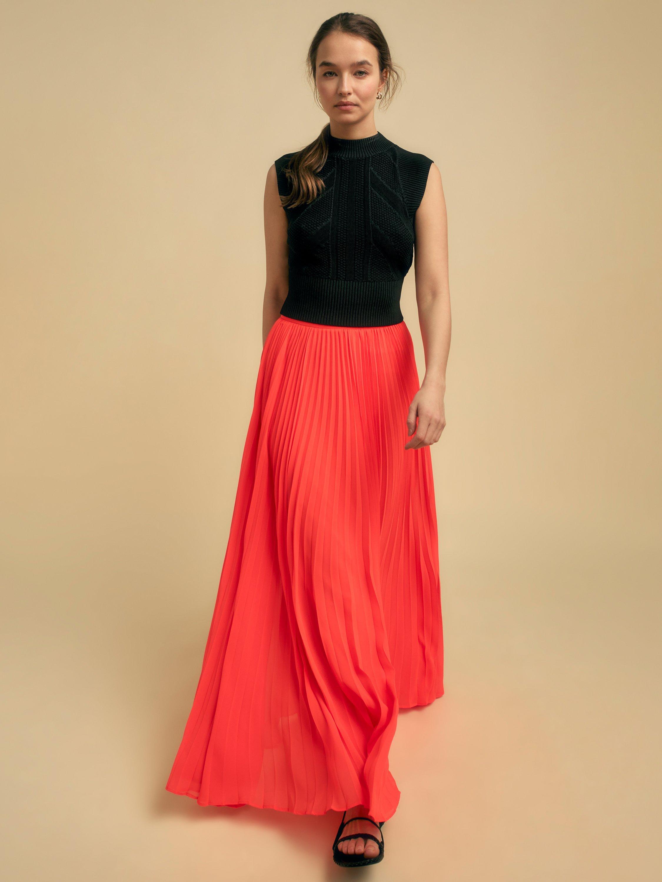 Product image 3 of 4, which shows FLORERE Crochet Knit Cropped Vest, Black, 6