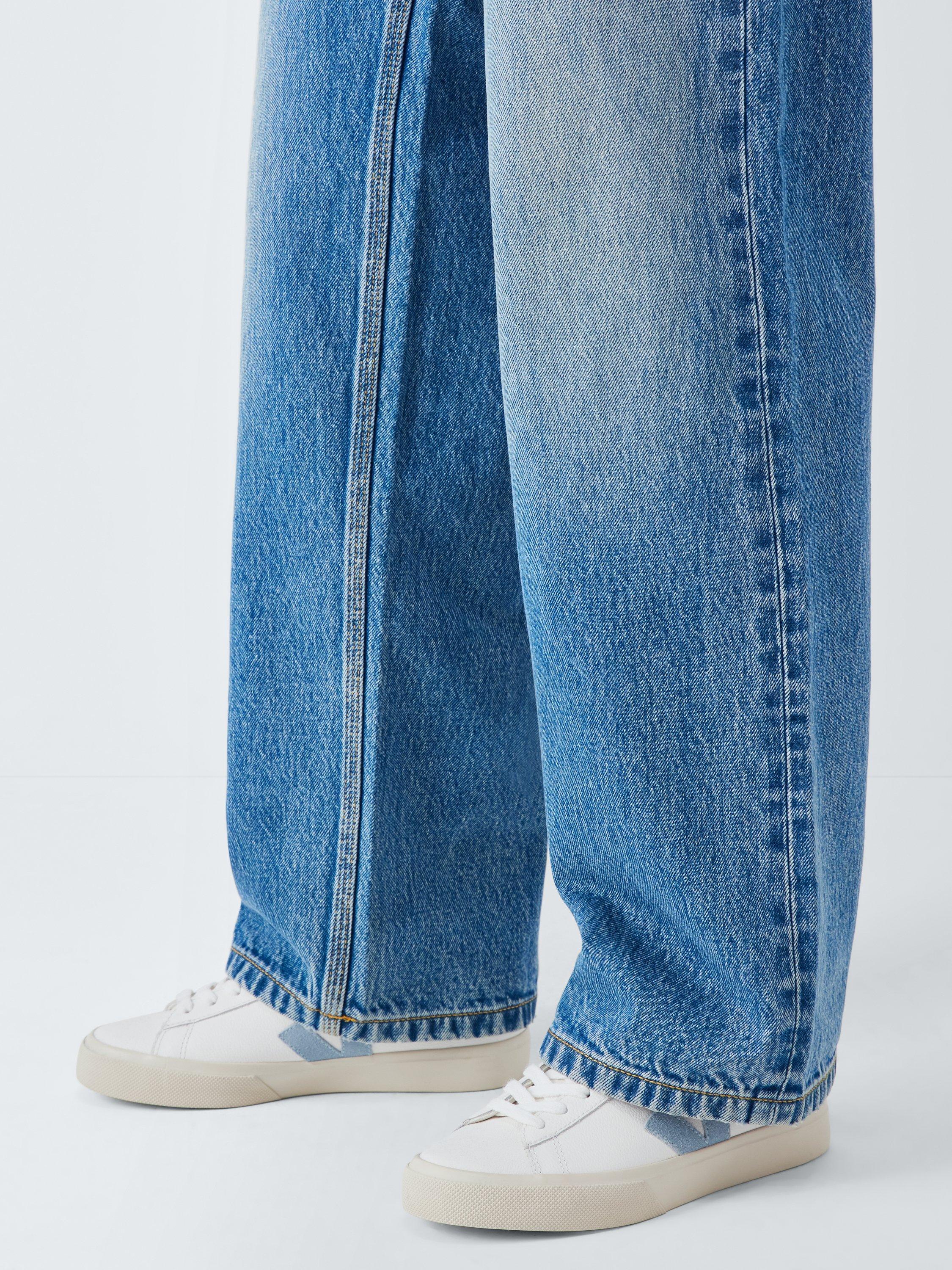 Product image 2 of 6, which shows VEJA Campo Leather Trainers, White/Blue, 4