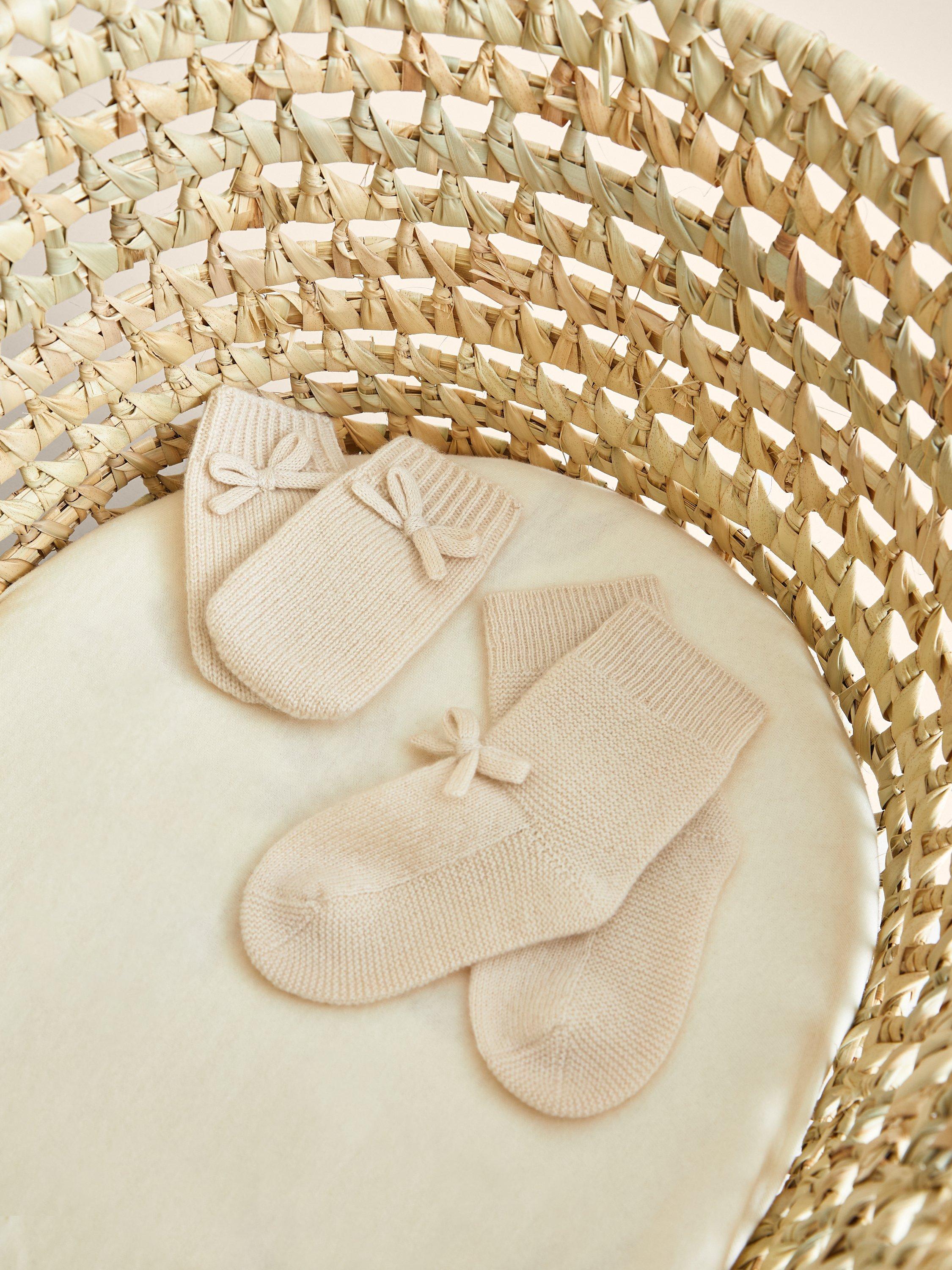 Product image 4 of 5, which shows Reiss Baby Rivelin Knitted Boots and Mittens Set, Ivory, One Size