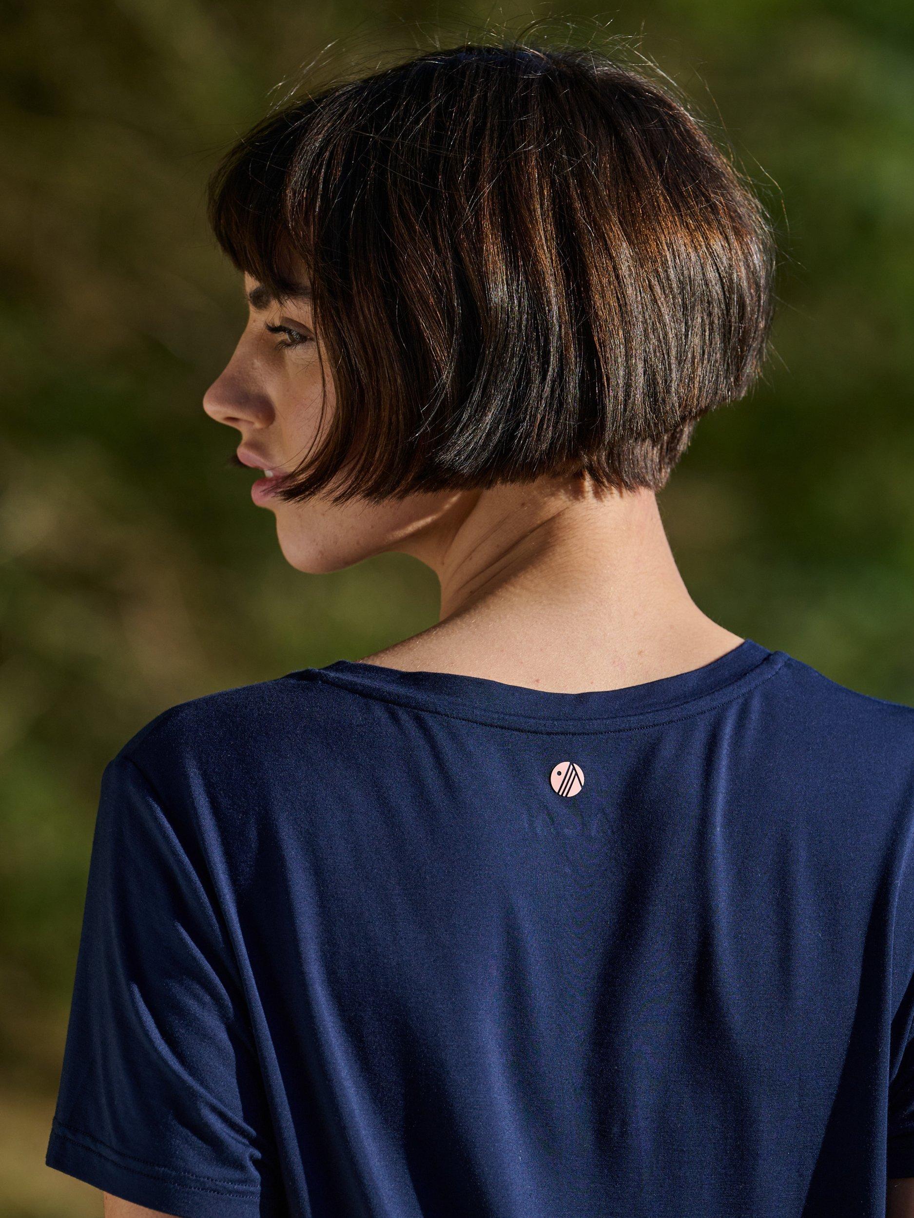 Product image 2 of 5, which shows ACAI Relax V-Neck T-Shirt, Deep Navy, 6