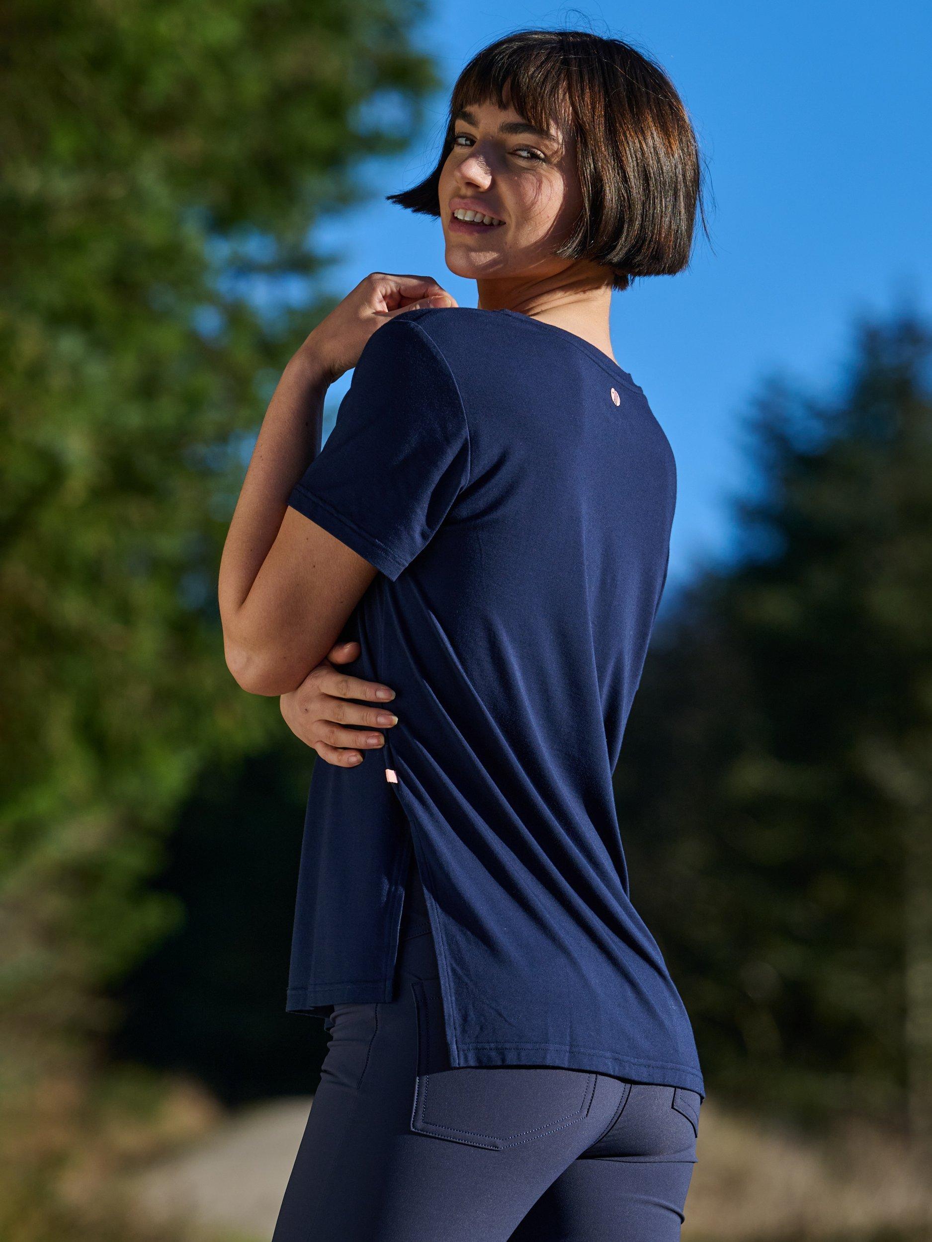 Product image 3 of 5, which shows ACAI Relax V-Neck T-Shirt, Deep Navy, 6