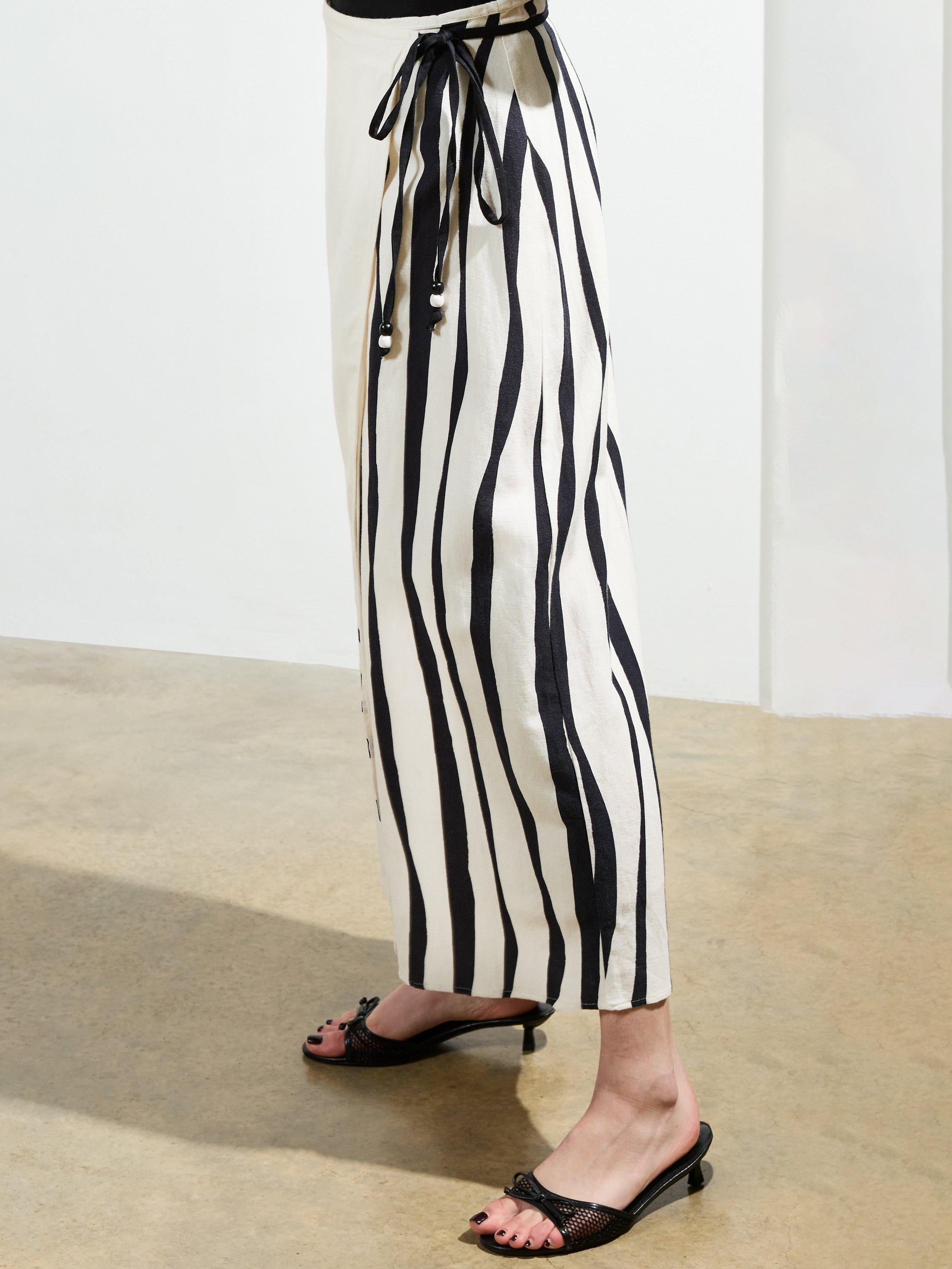 Product image 4 of 5, which shows French Connection Genevieve Cotton Linen Blend Skirt, White/Black, 6