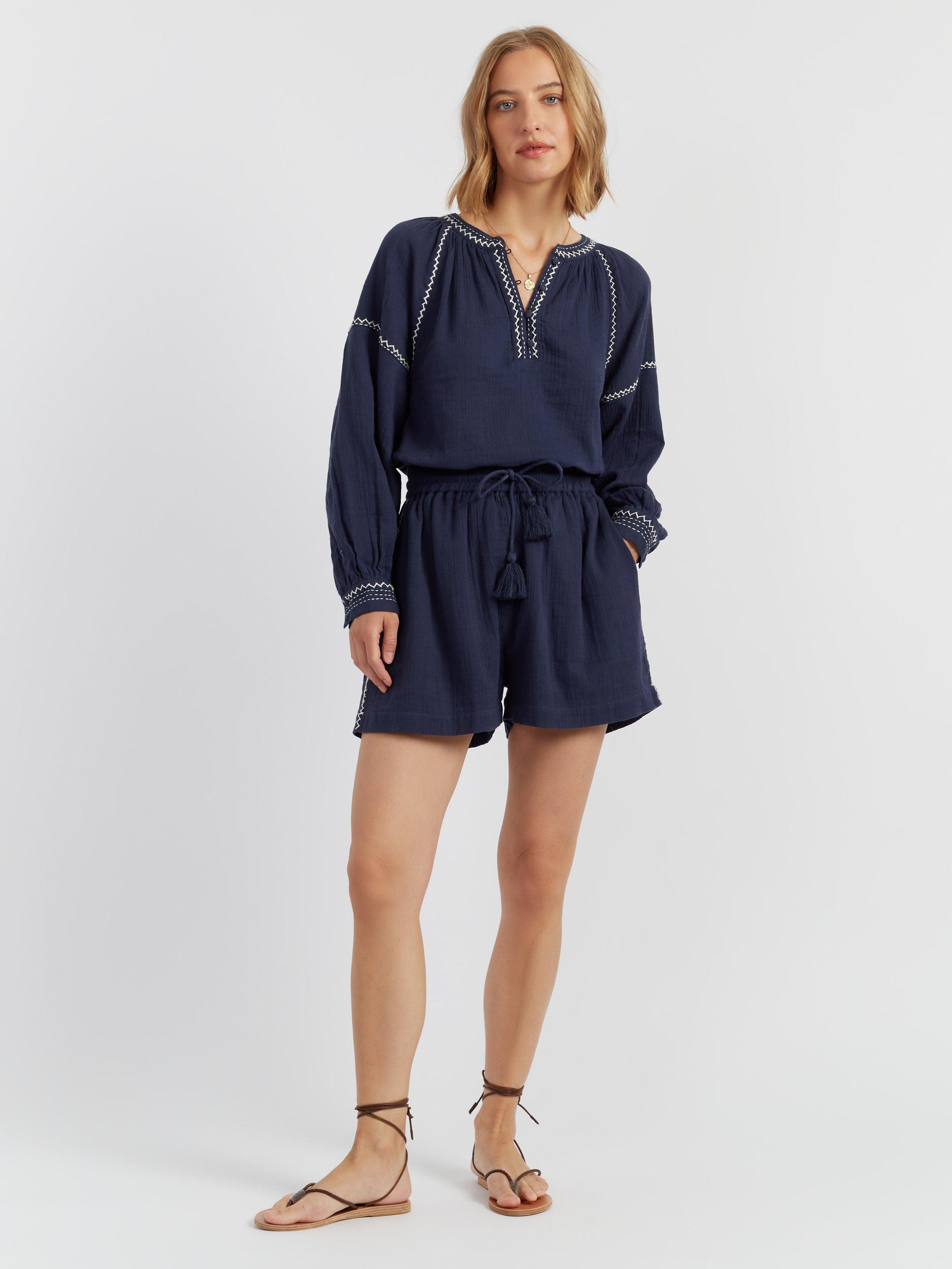 Product image 1 of 4, which shows Chinti & Parker St Tropez Shorts, Navy, 6