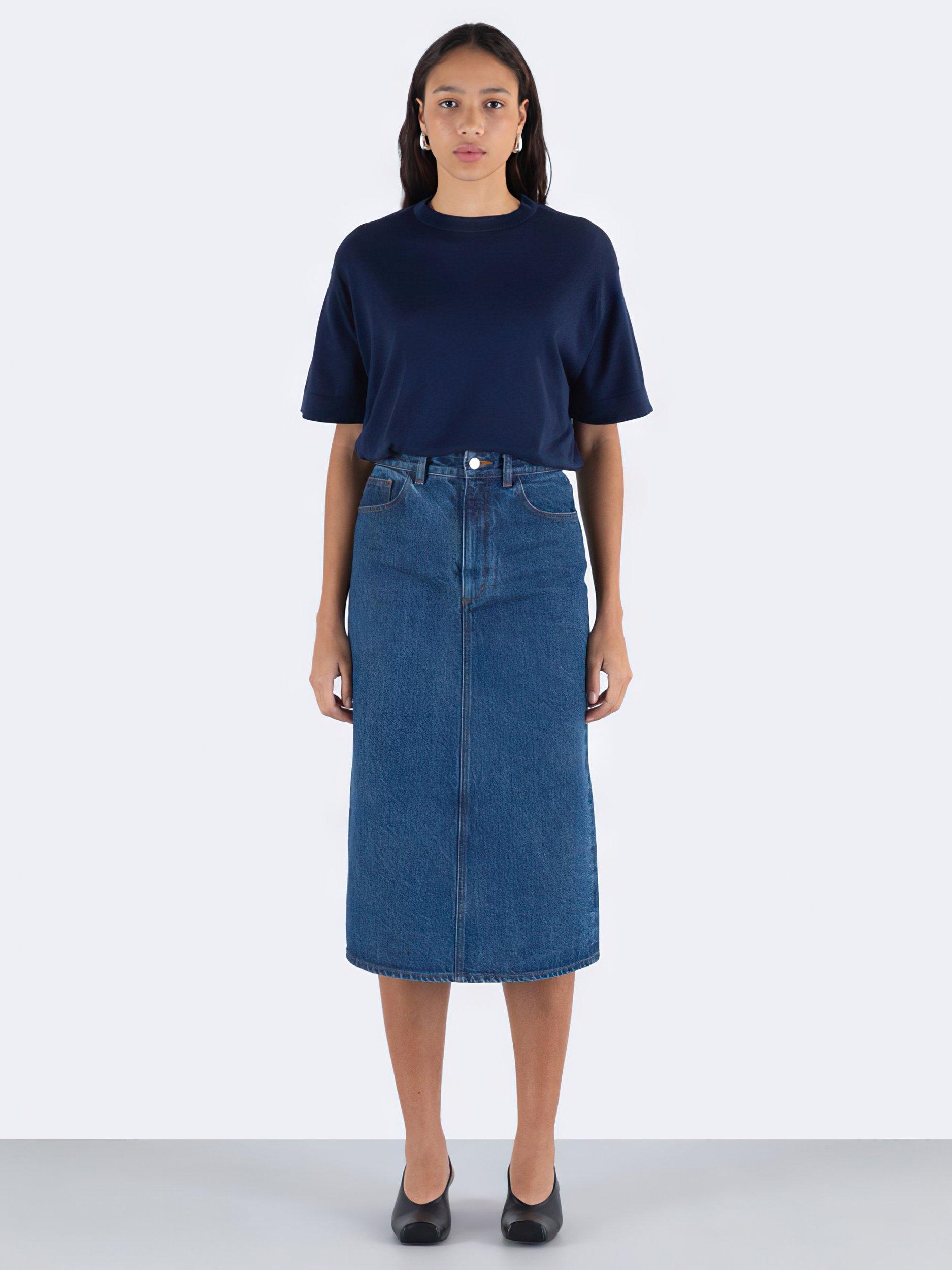 Product image 3 of 5, which shows John Smedley Danby T-Shirt, French Navy, S