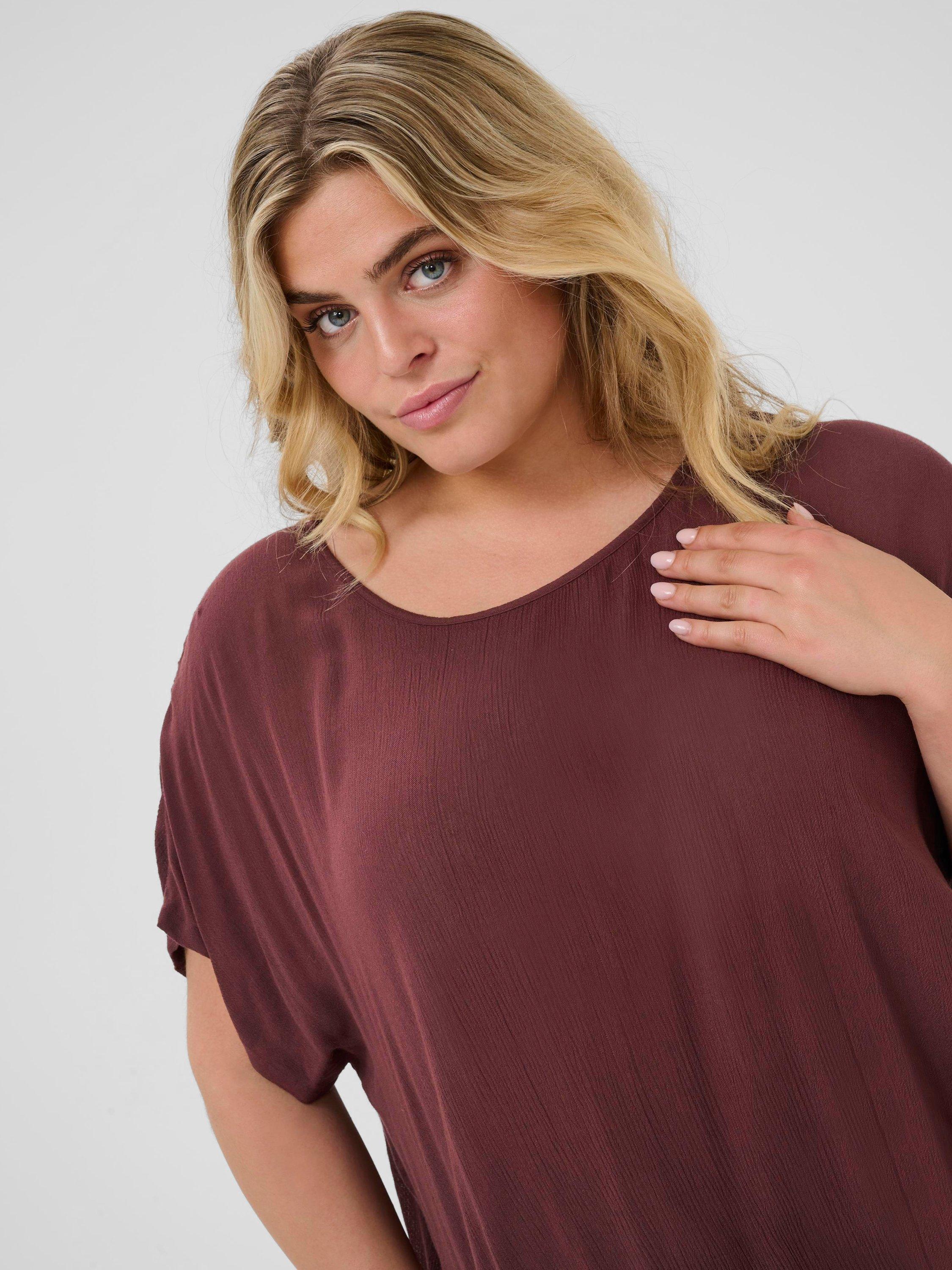 Product image 4 of 6, which shows KAFFE Ami Stanley T-Shirt, Fudge, 18