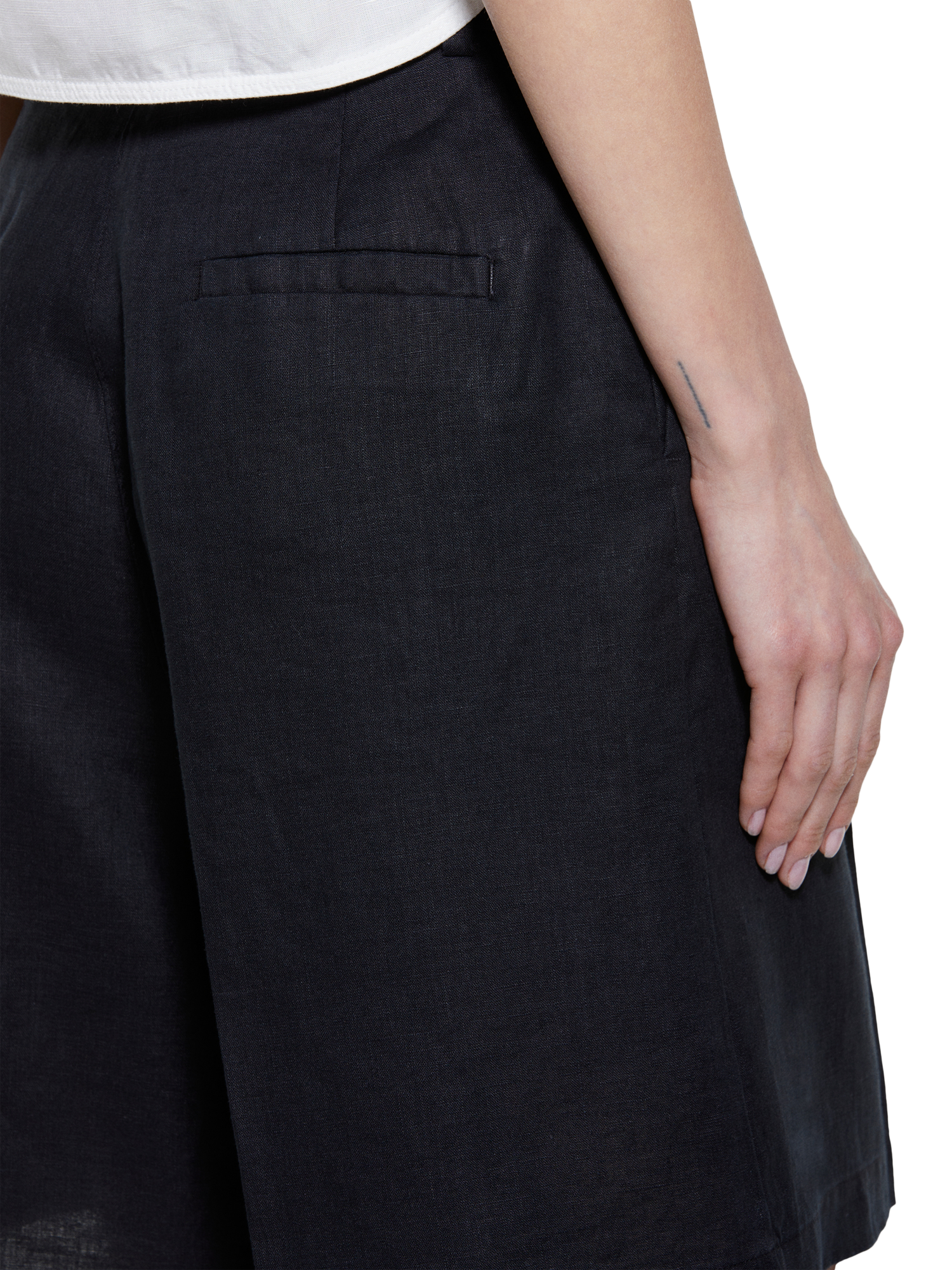 Product image 4 of 5, which shows SISLEY Bermuda Tailored Linen Shorts, Black, 8