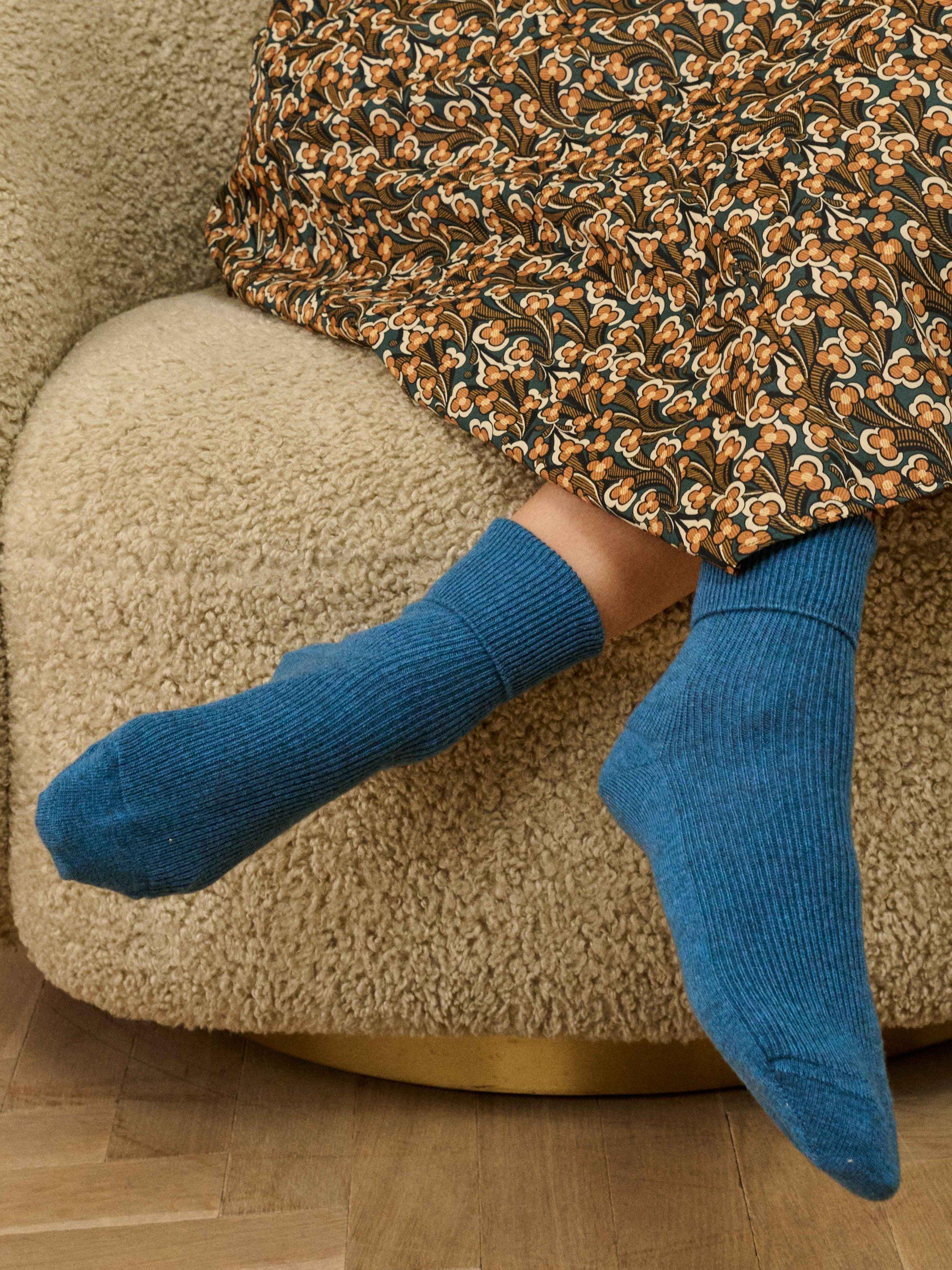 Product image 2 of 2, which shows Brora Plain Cashmere Rich Socks, Jay, 4-5