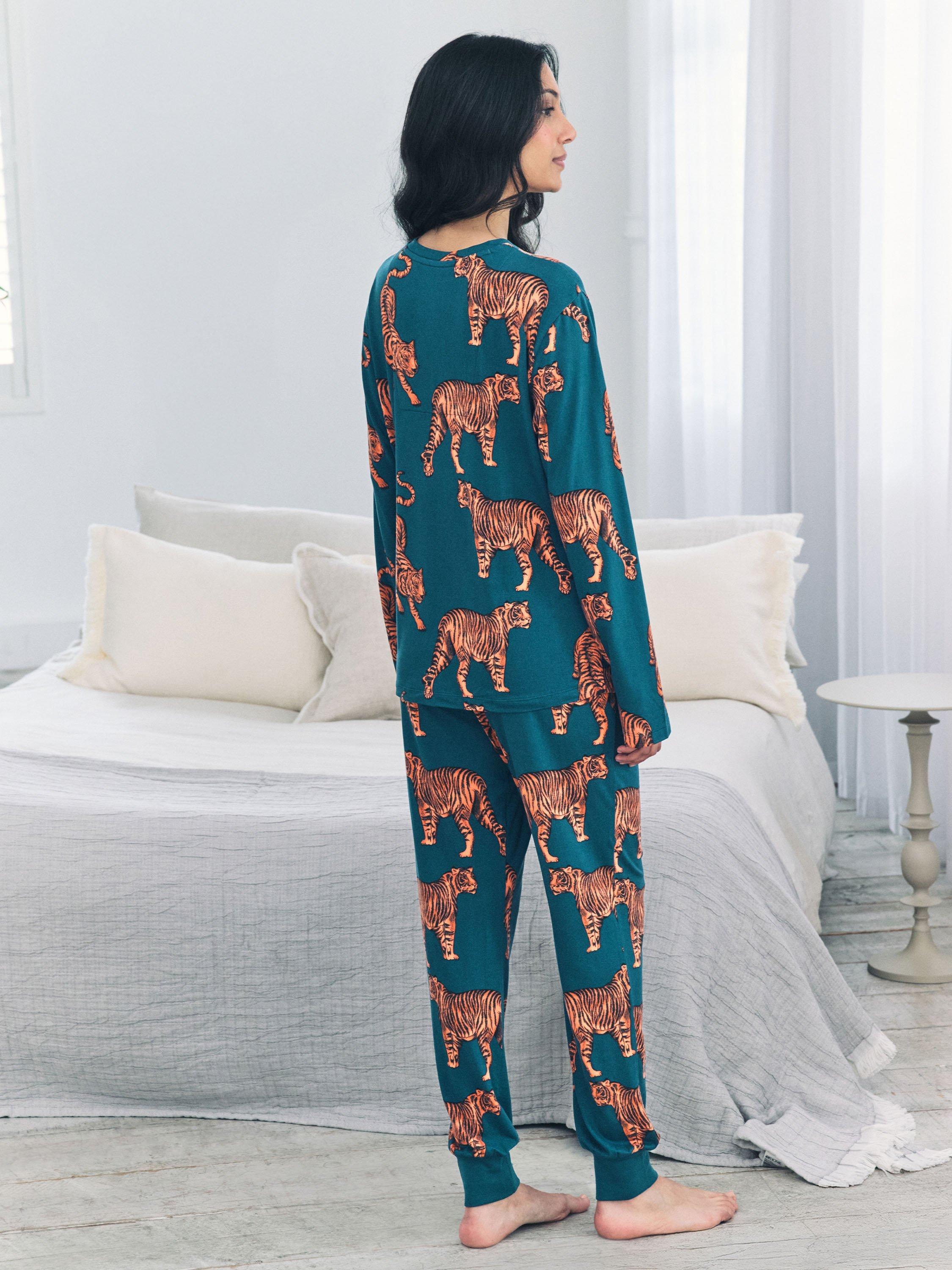 Product image 4 of 5, which shows Chelsea Peers Tigers Long Maternity Pyjama Set, Teal/Multi, 6