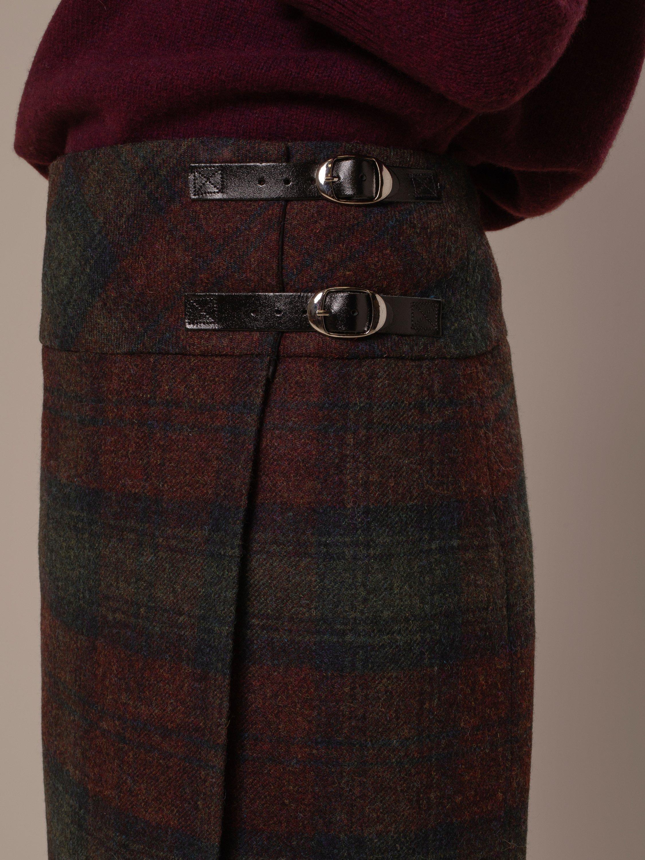 Product image 4 of 8, which shows Celtic & Co. The Celt Pure Wool Kilt, Lindsay, 14