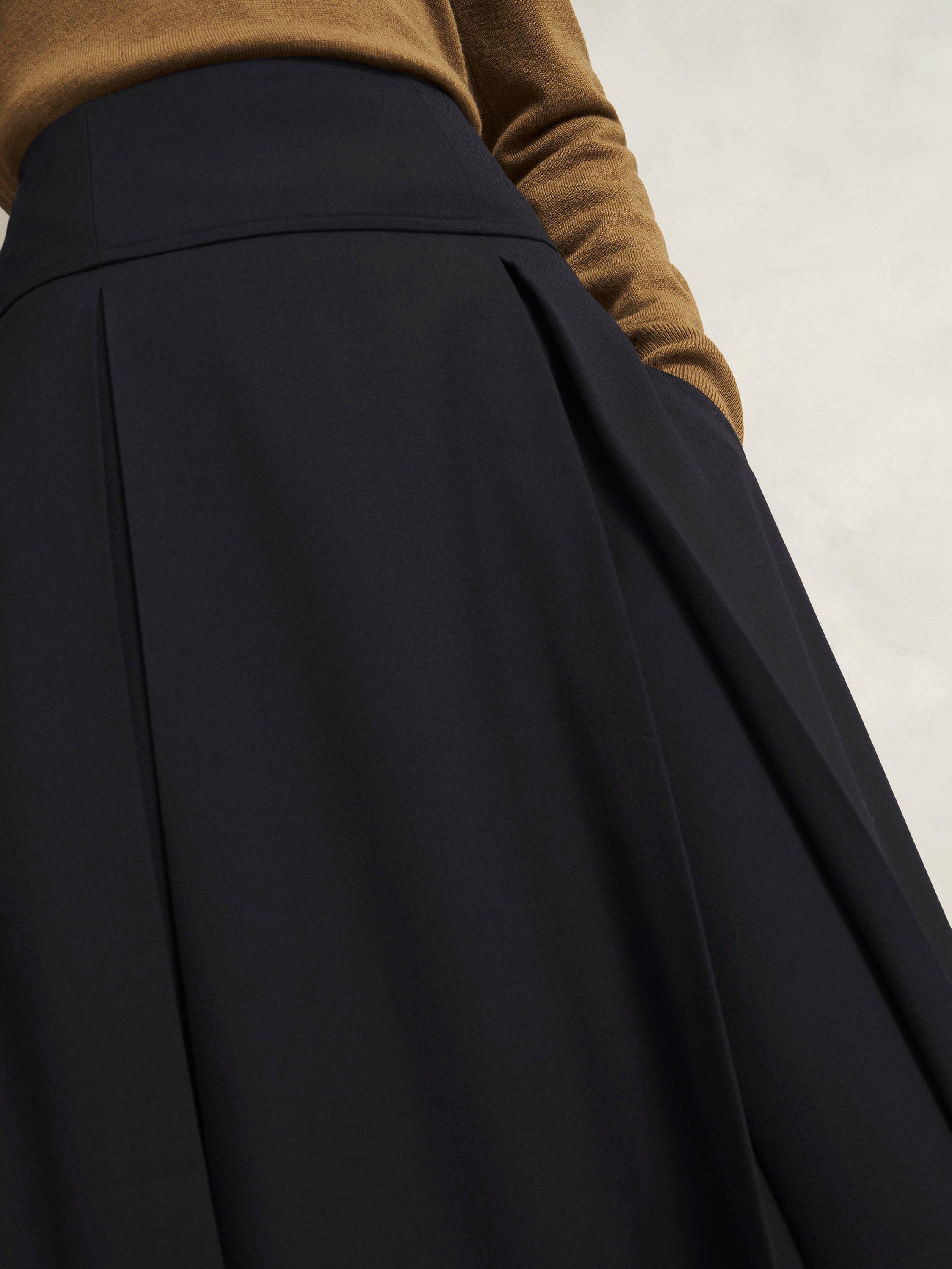 Product image 3 of 6, which shows Hobbs Berkely Inverted Pleat Circle Skirt, Black, 12