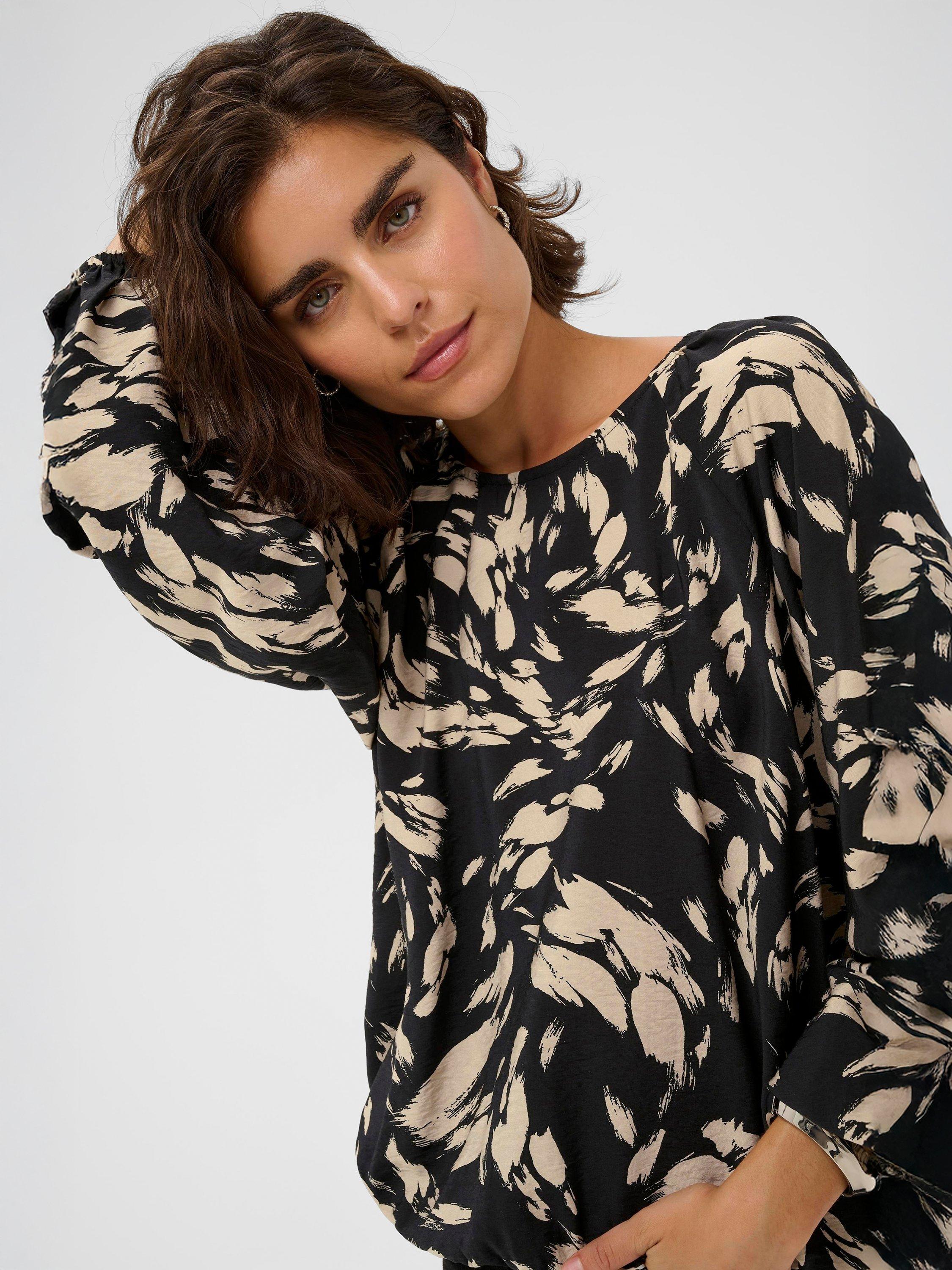 Product image 4 of 6, which shows KAFFE Ulla Graphic Top containing LENZING™ ECOVERO™ Viscose, Black/Grey, 8