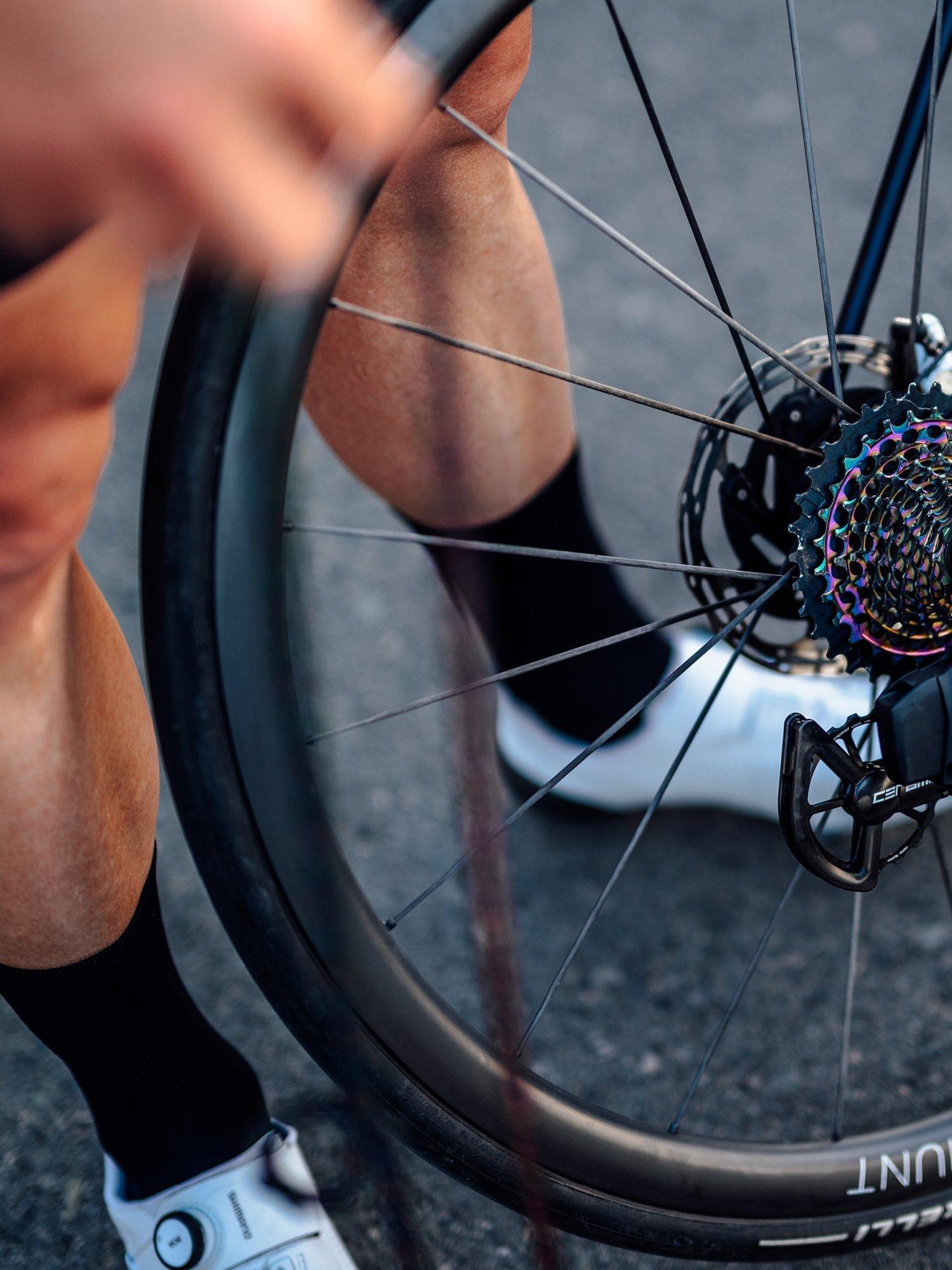 Product image 4 of 4, which shows Le Col Lightweight Socks, Black, S-M