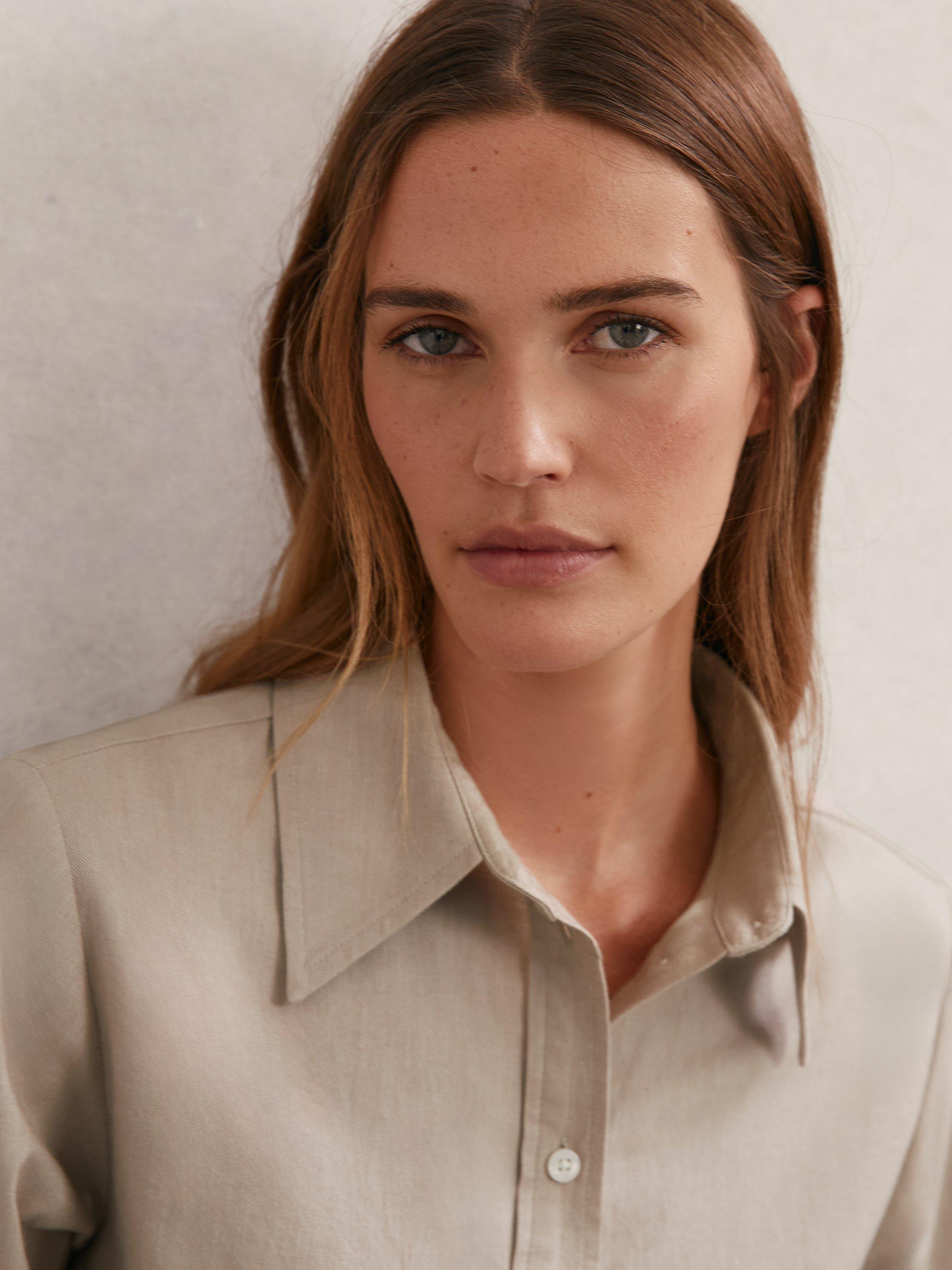 Product image 4 of 5, which shows Reiss Caylan Cropped Shirt, Neutral, 6