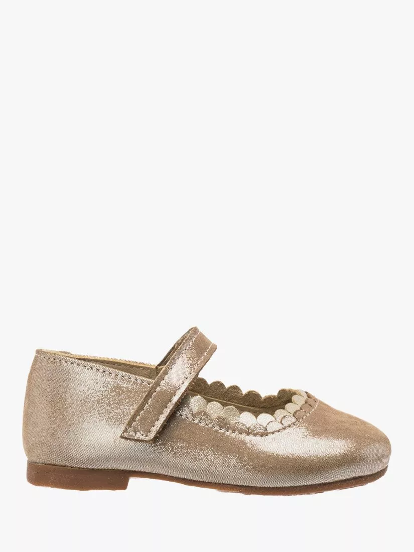 Girls’ metallic gold Mary Jane shoe with scalloped trim, strap fastening and flat sole, side view on white