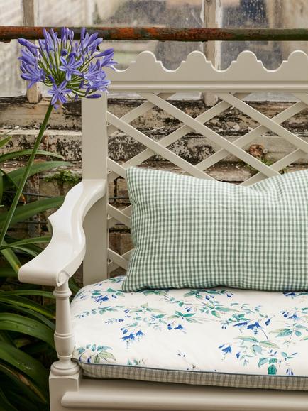 Colefax and Fowler Fuchsia Chintz Furnishing Fabric - view 2, Ultramarine