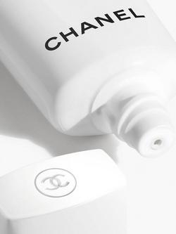 CHANEL UV Essentiel Complete Protection UV - Pollution - Antioxidant SPF 50 Tube, 30ml - view 2, 