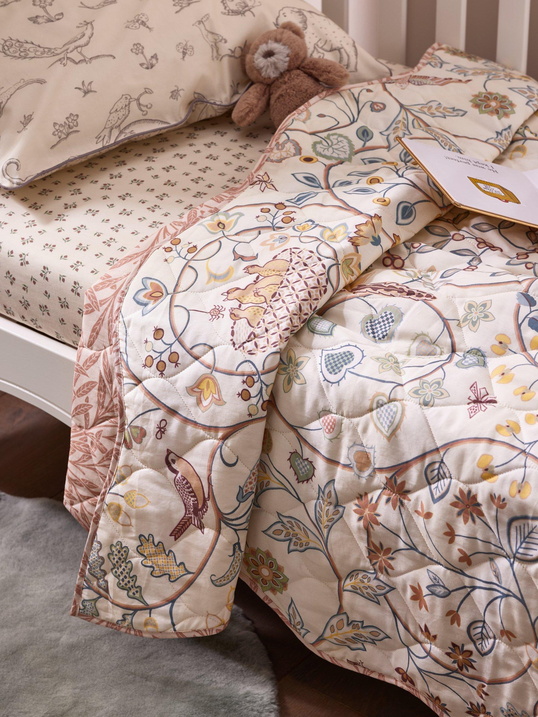 Morris Co. Middlemore Embroidered Cotbed Quilt 3.5 Tog