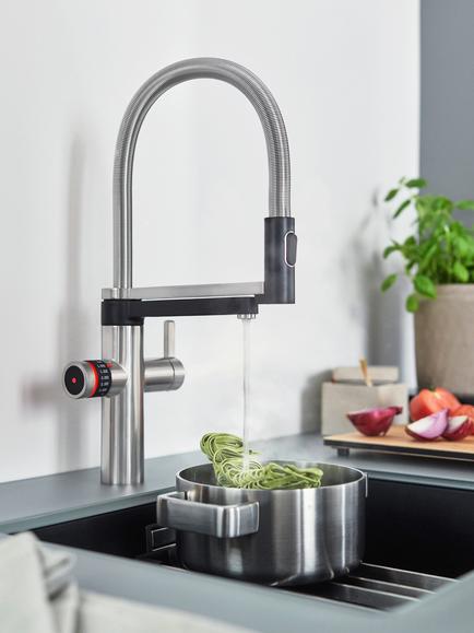 BLANCO Evol-S Pro 4-In-1 Instant Boiling Hot & Filtered Water Single Lever Pull-Out Kitchen Mixer Tap - view 2, Satin Gold