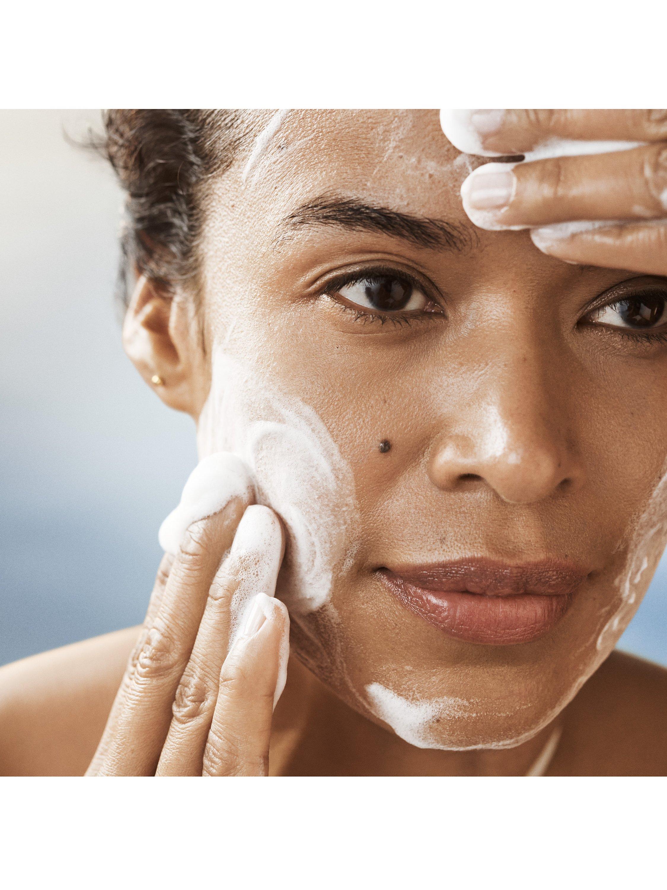 Product image 4 of 8, which shows La Mer The Essence Foaming Cleanser, 30ml