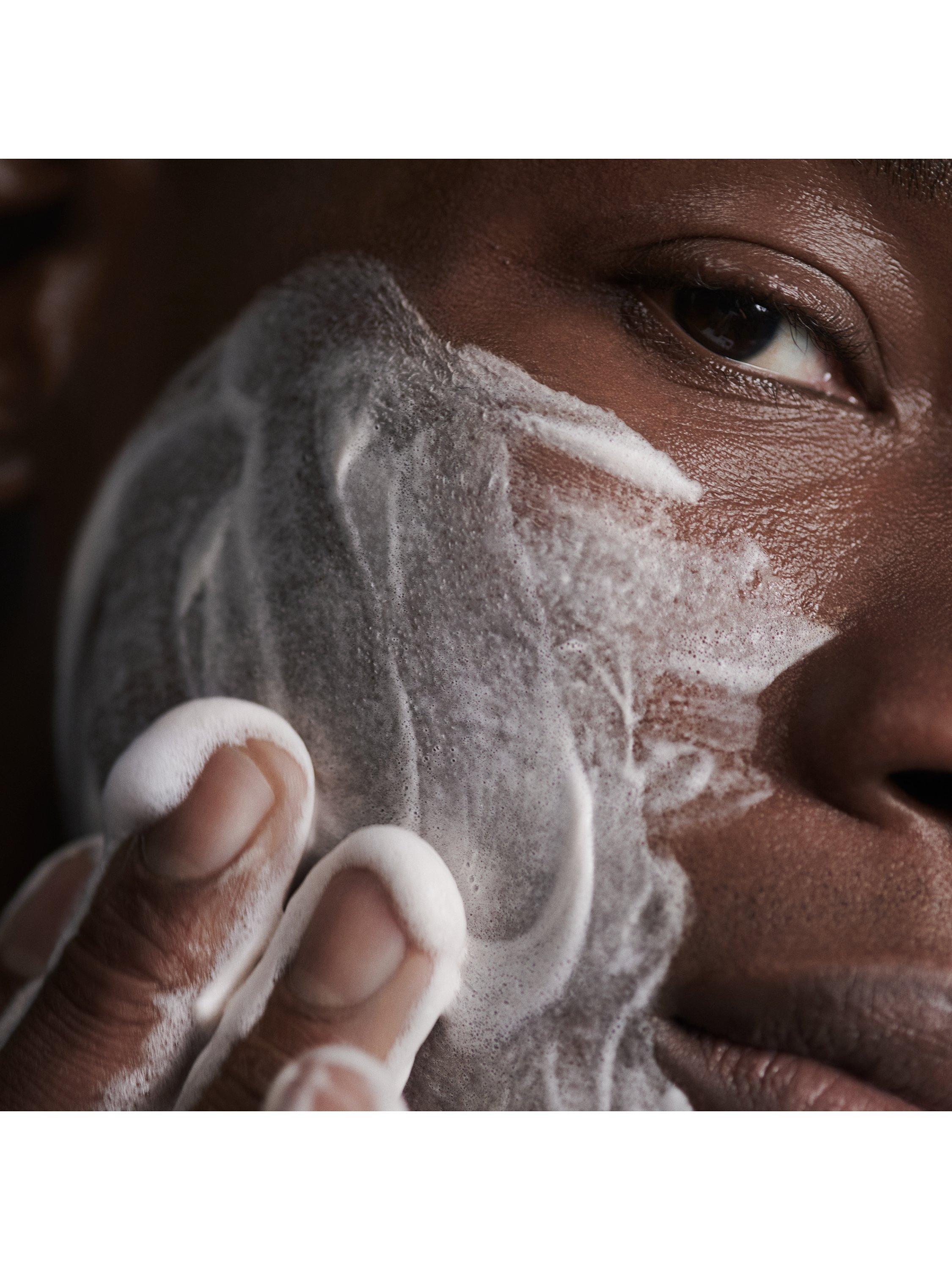 Product image 5 of 8, which shows La Mer The Essence Foaming Cleanser, 30ml