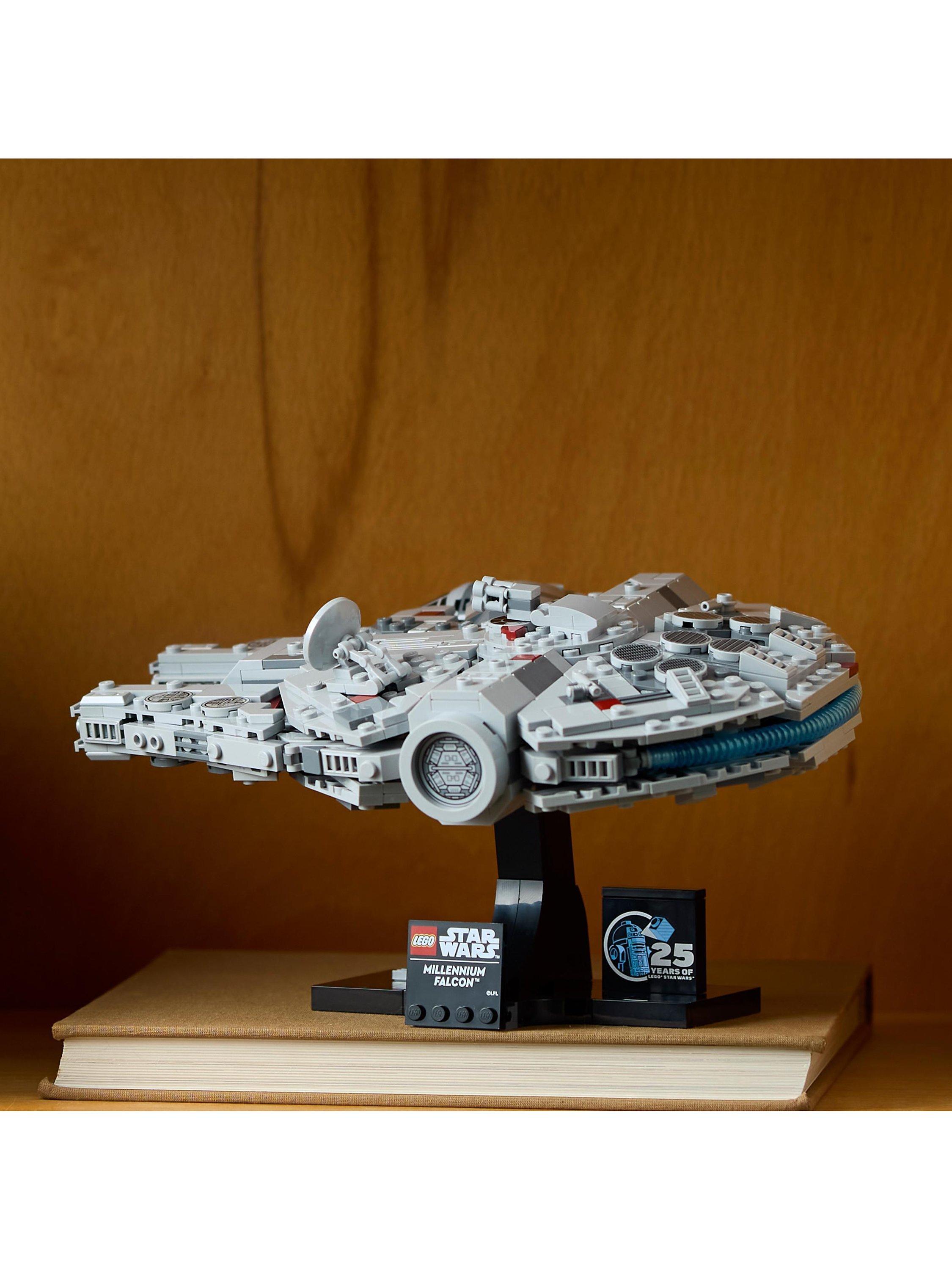 LEGO Star Wars 75375 Millennium Falcon Diorama