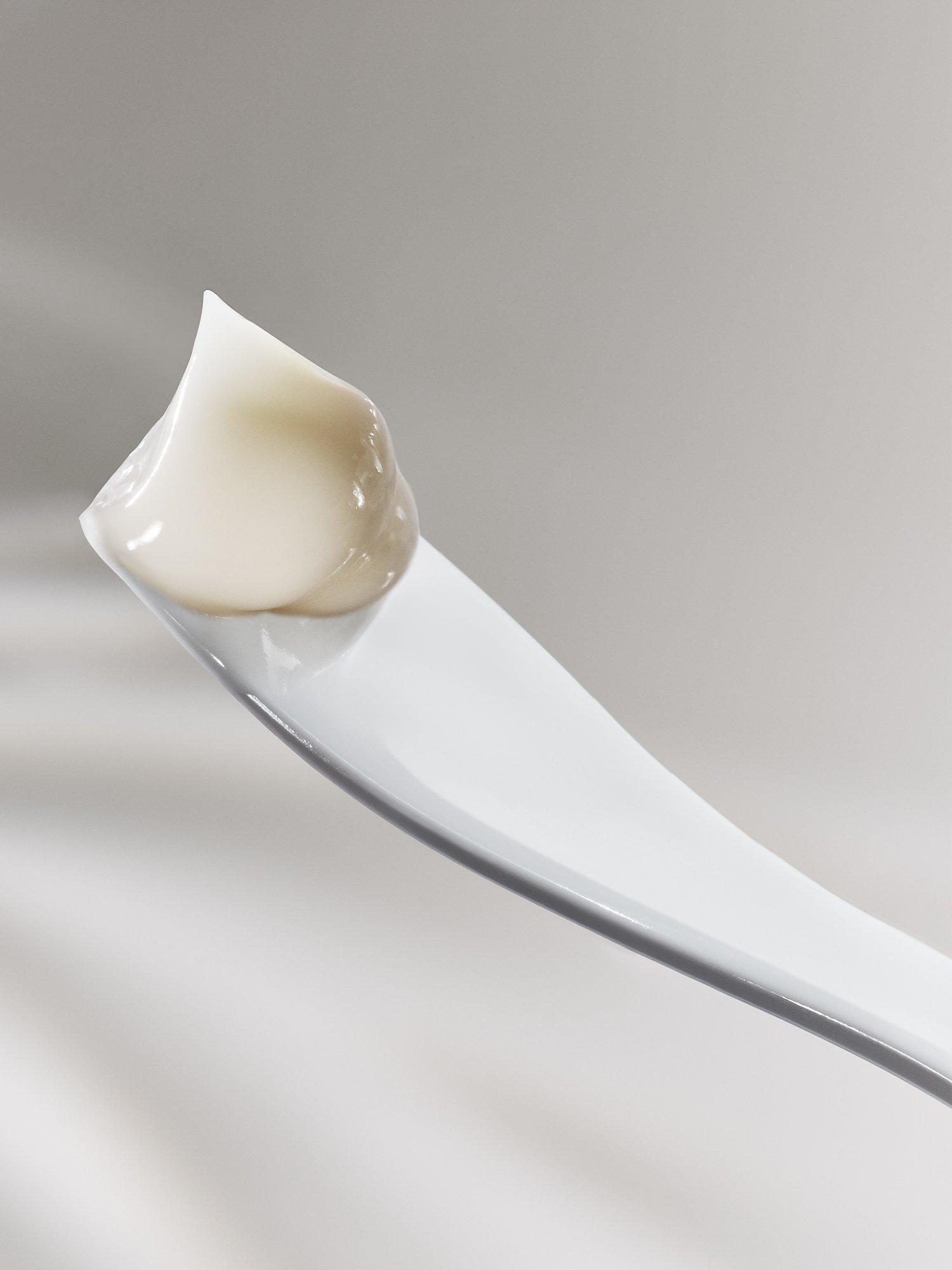 Product image 2 of 7, which shows La Mer The Moisturising Fresh Cream, 30ml