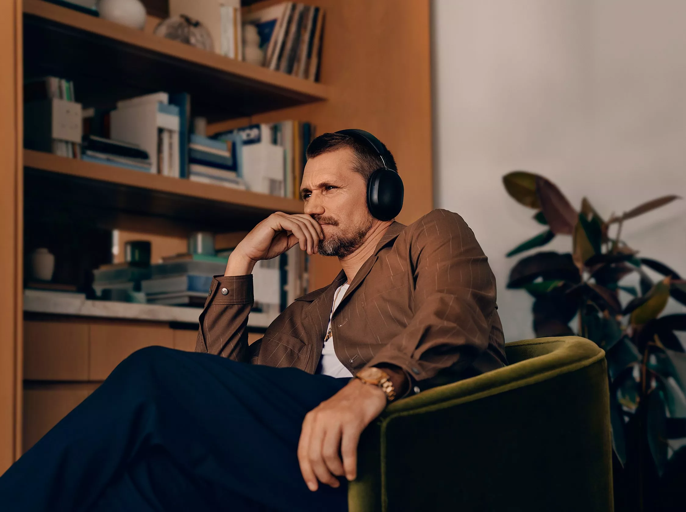 Person wearing Sony noise cancelling headphones in a café, relaxing with coffee and lunch at a table