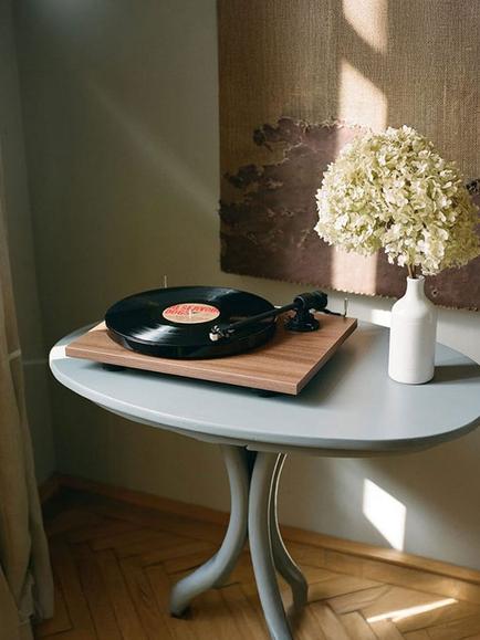 Pro-Ject E1 BT Bluetooth Turntable - view 2, Walnut