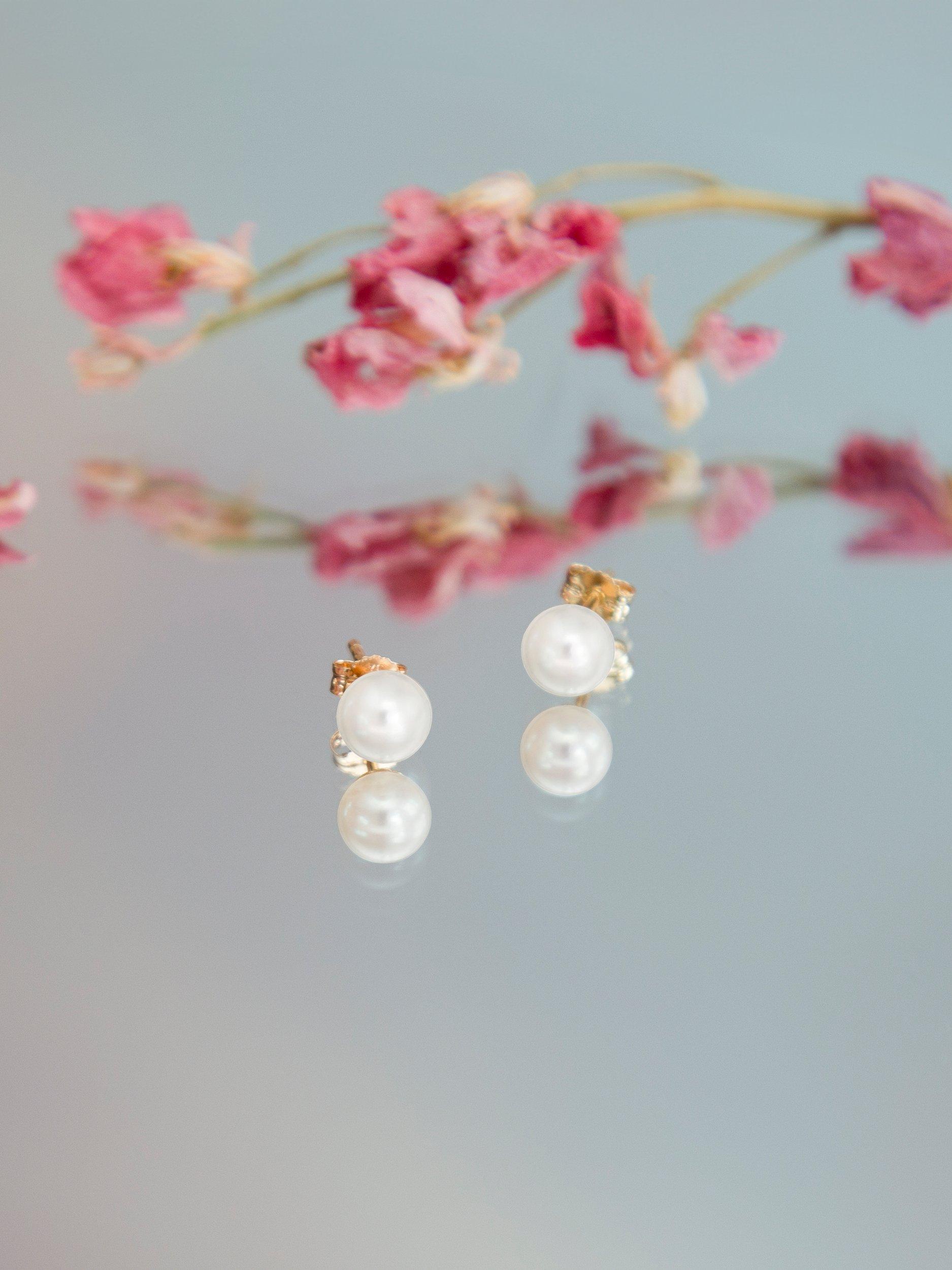 Product image 3 of 5, which shows IBB 9ct Gold Freshwater Pearl Stud Earrings, Gold
