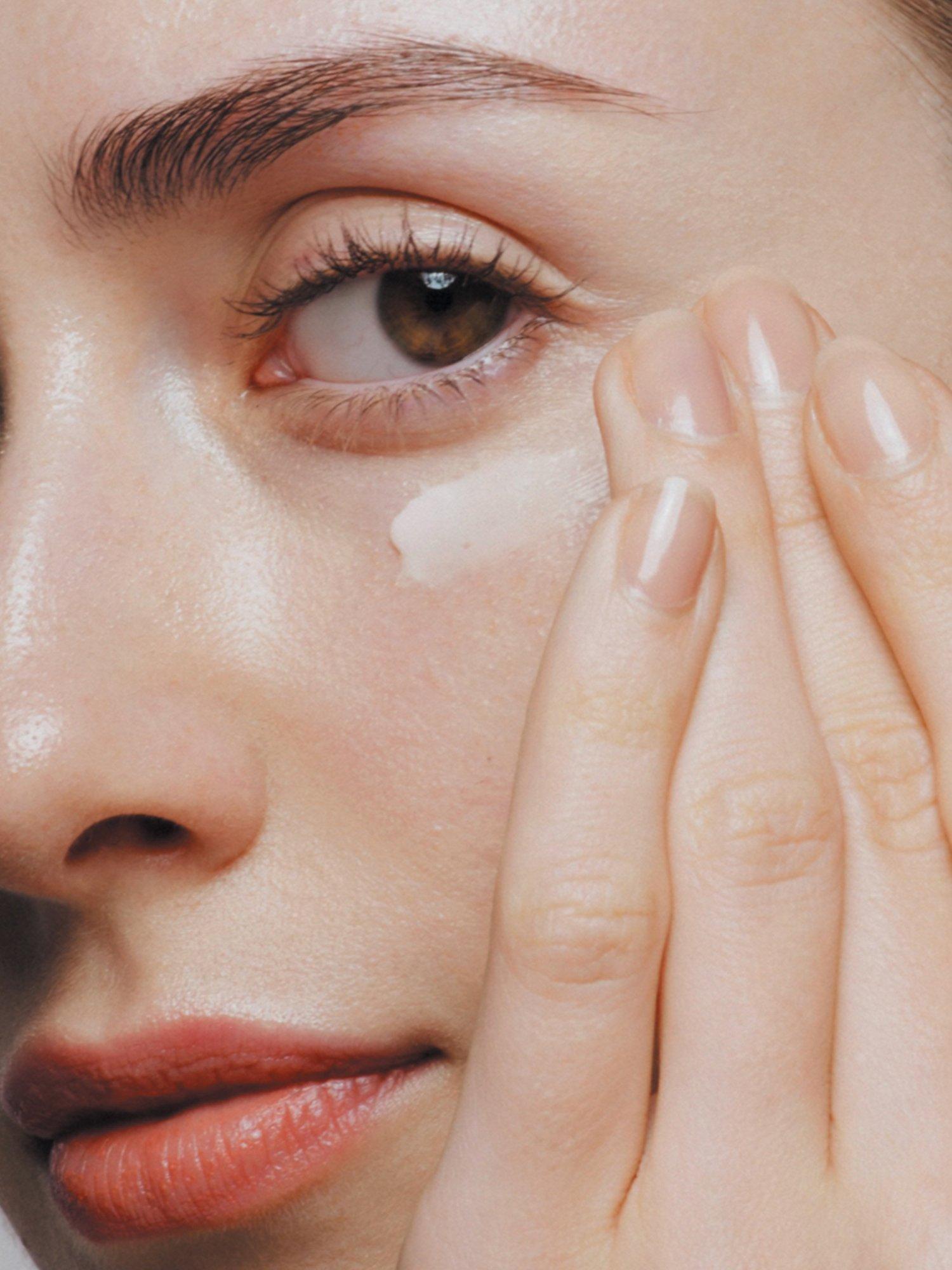 Product image 2 of 6, which shows Shiseido Future Solution LX Eye And Lip Total Regenerating Cream, 17ml