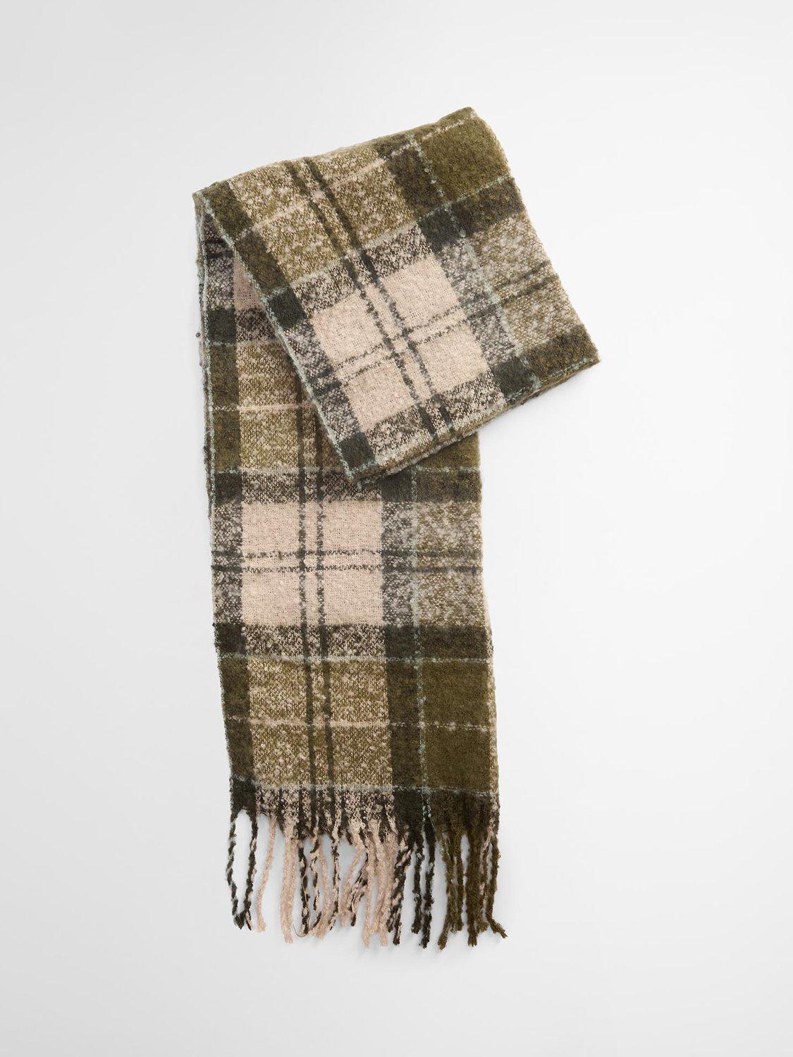 Product image 4 of 10, which shows Barbour Saltburn Beanie & Scarf Gift Set