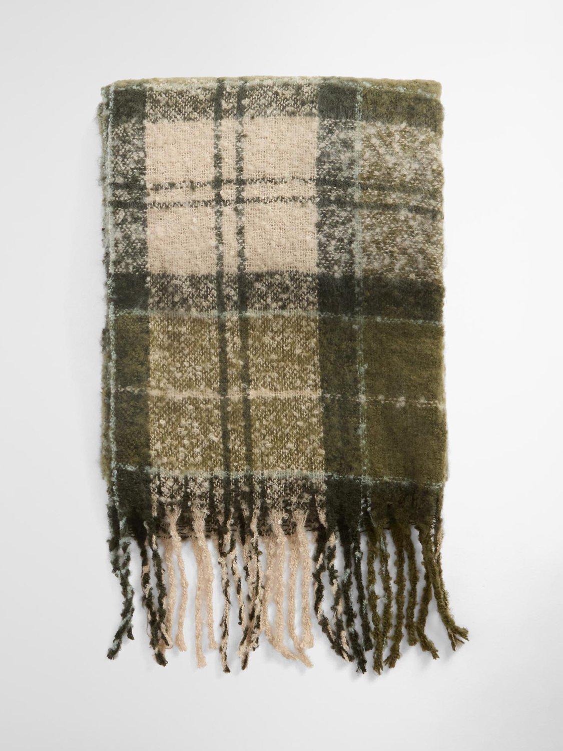 Product image 7 of 10, which shows Barbour Saltburn Beanie & Scarf Gift Set