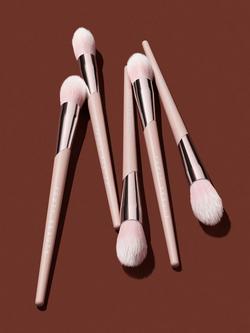 Fenty Beauty Precision Highlighter Brush 135 - view 2, 