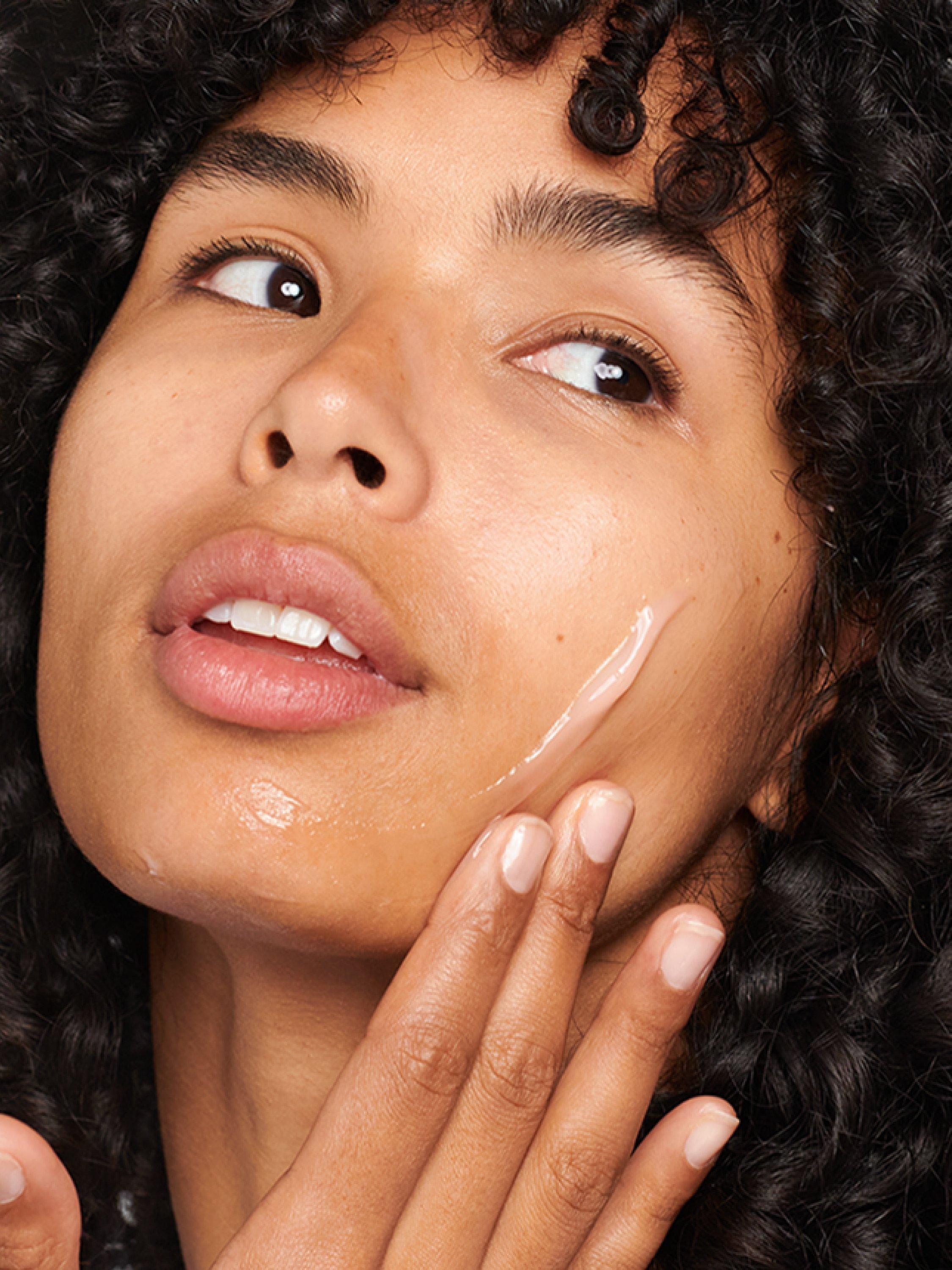 Product image 4 of 5, which shows Clinique Glowing From Head To Toe Skincare Gift Set