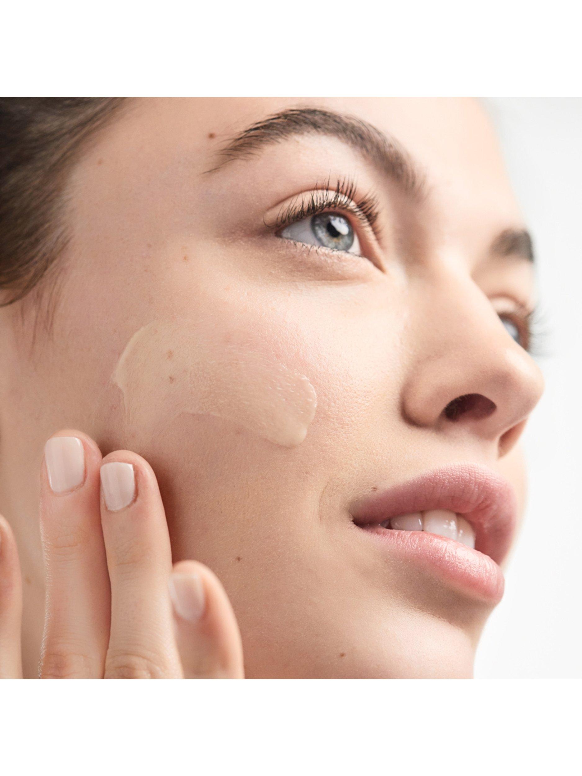 Product image 3 of 5, which shows Clinique Dramatically Different™ Moisturising Lotion+ Jumbo, 200ml