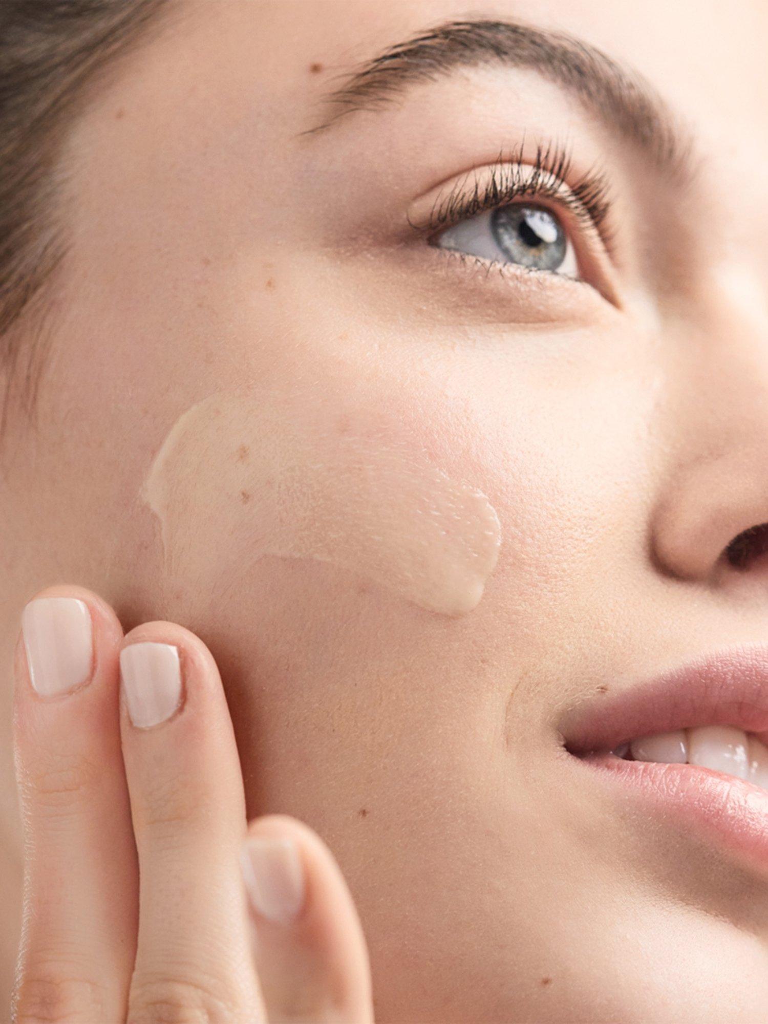 Product image 5 of 5, which shows Clinique Limited Edition Red Roses Dramatically Different Moisturising Lotion+, 125ml