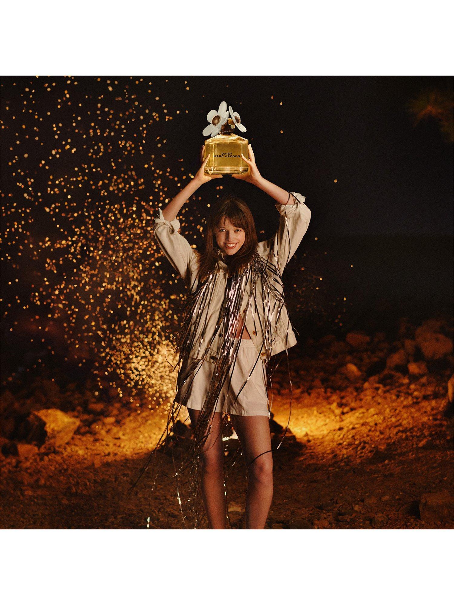 Product image 5 of 8, which shows Marc Jacobs Daisy Eau So Fresh Eau de Toilette 75ml Fragrance Gift Set