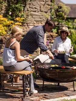 Kadai Curved Single Seater Mango Wood Garden Bench - view 2, 