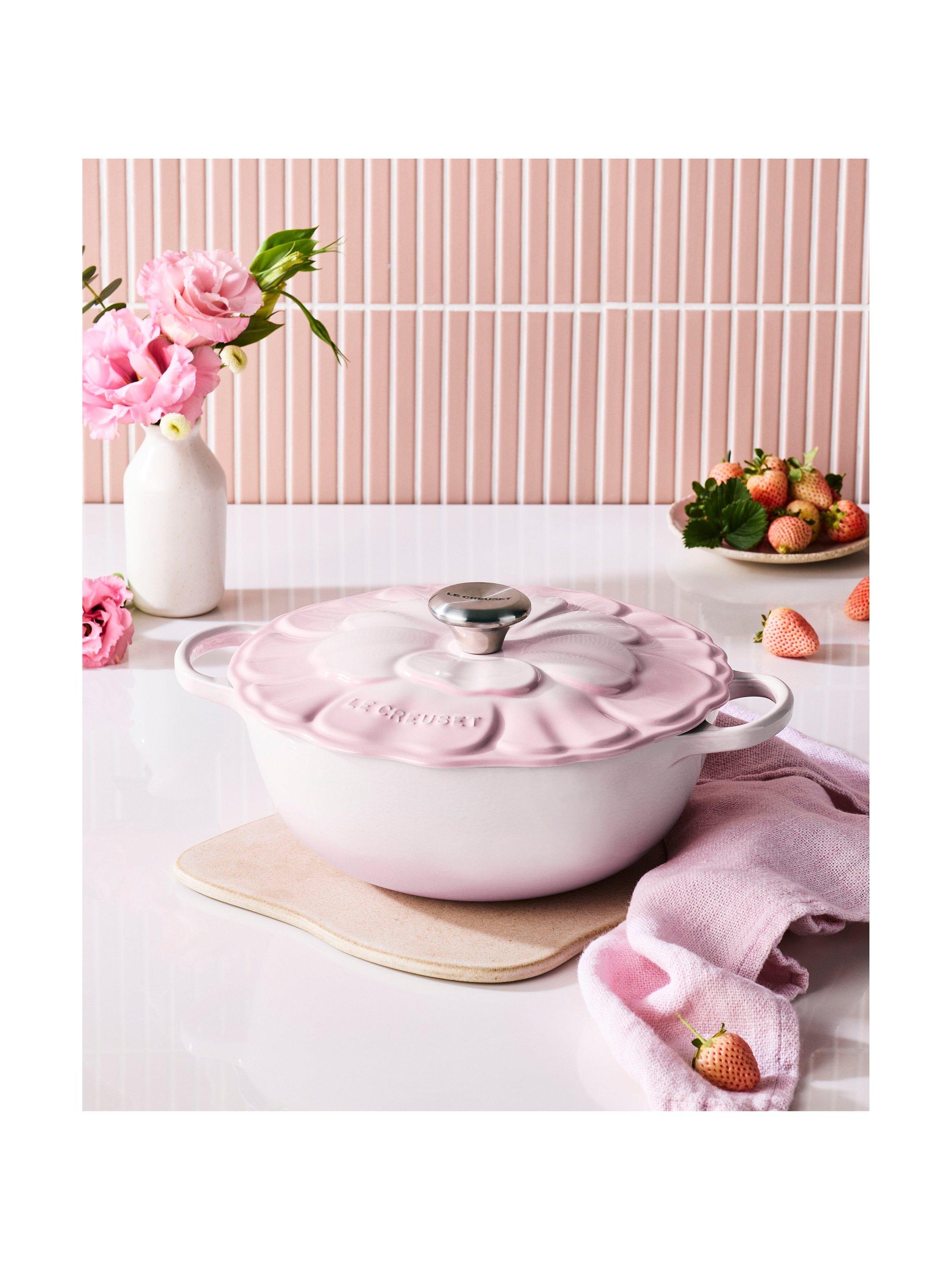 LE CREUSET いちご型ボウル Le Creuset Cast Iron Petal Signature Soup Pot, 26cm