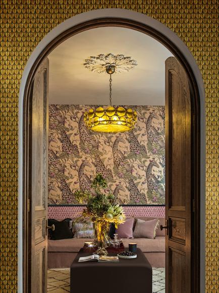 Cole & Son Royal Giraffe Wallpaper - view 2, Gilded